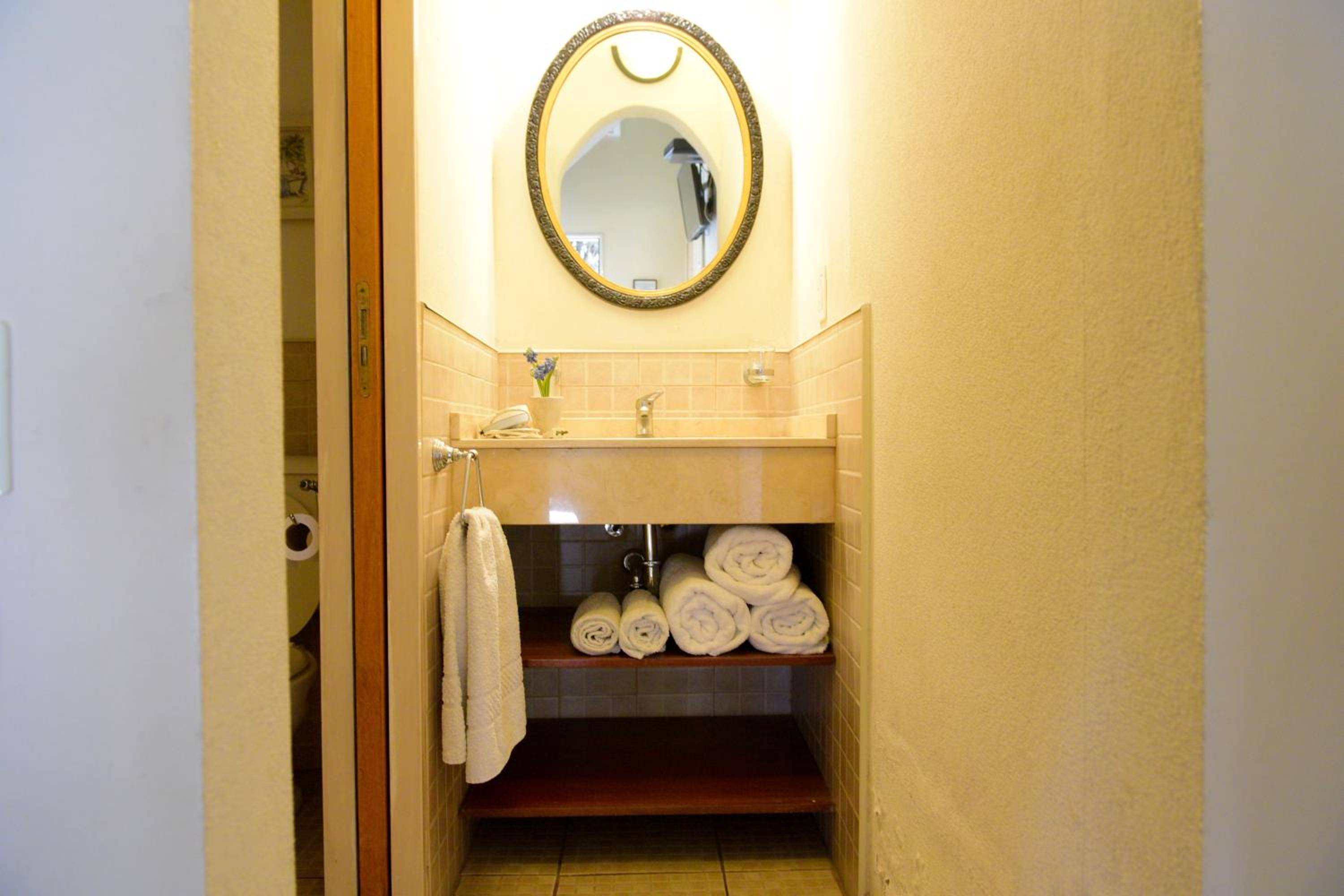 Bernie's Bed & Breakfast , A 3 KILOMETROS DEL AEROP EZEIZA, VAN ,IN-OUT, FREE EZEIZA AIRPORT