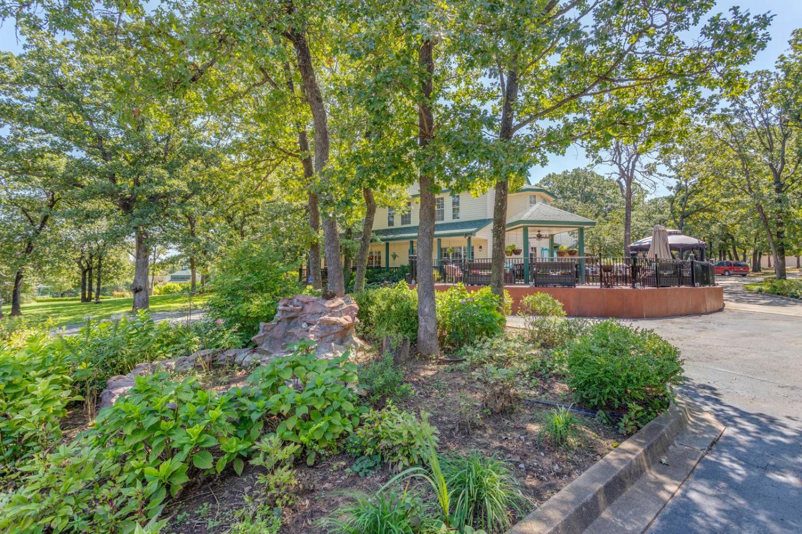 Hotel The Whispering Pines Inn