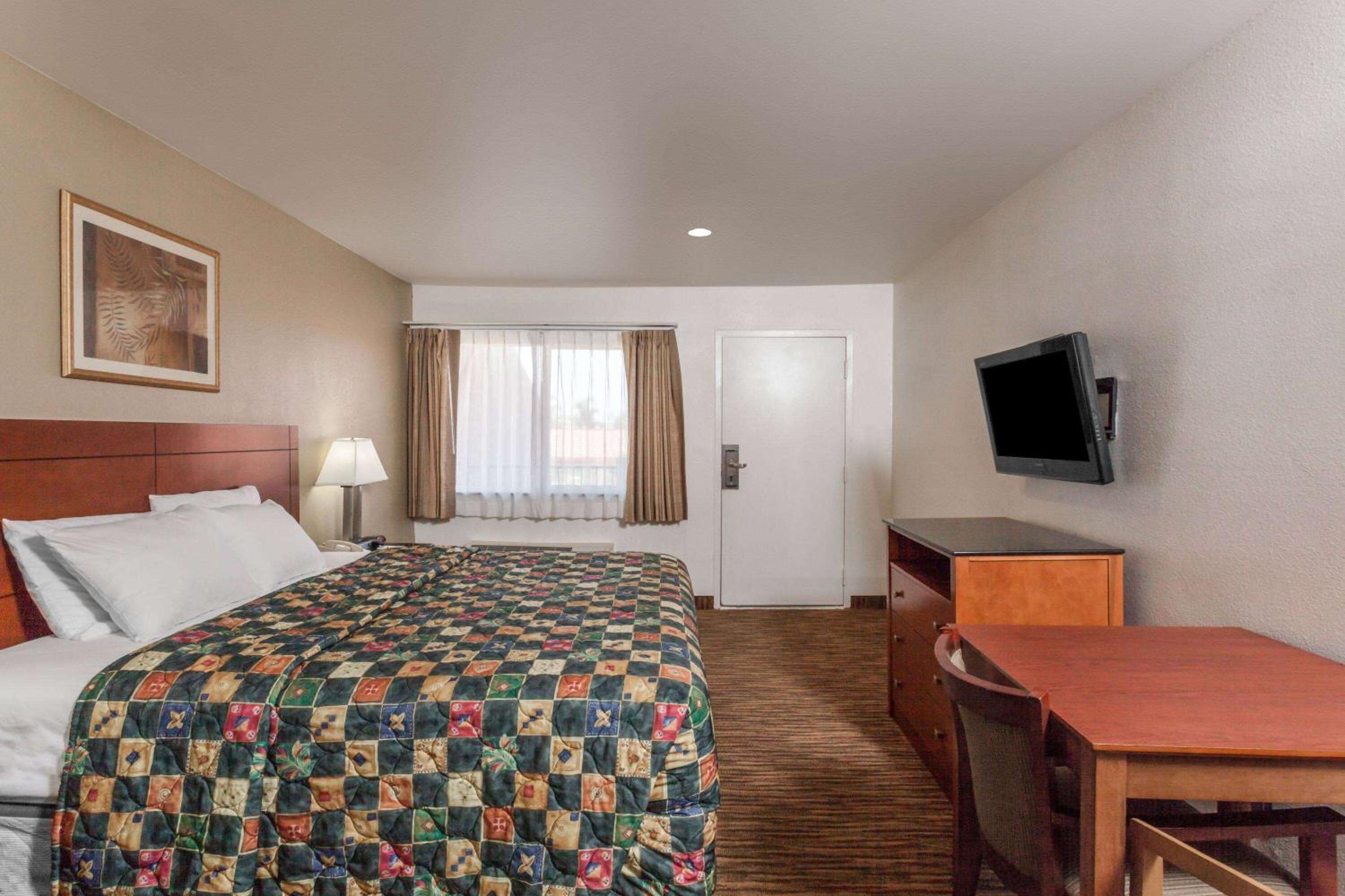 Hemet Vacations - Travelodge by Wyndham Hemet CA - Property Image 5