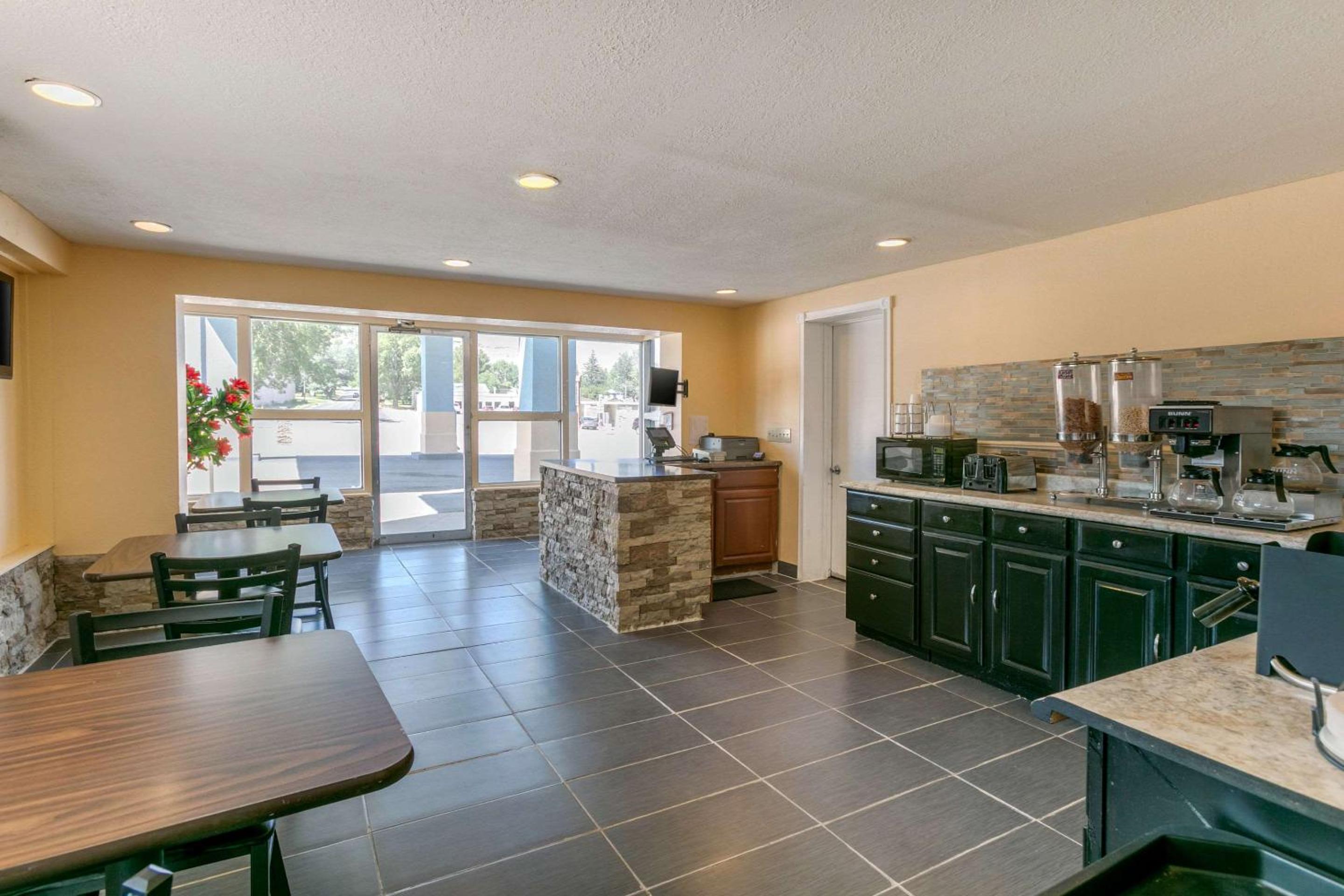 Rawlins Vacations - Rodeway Inn - Property Image 4
