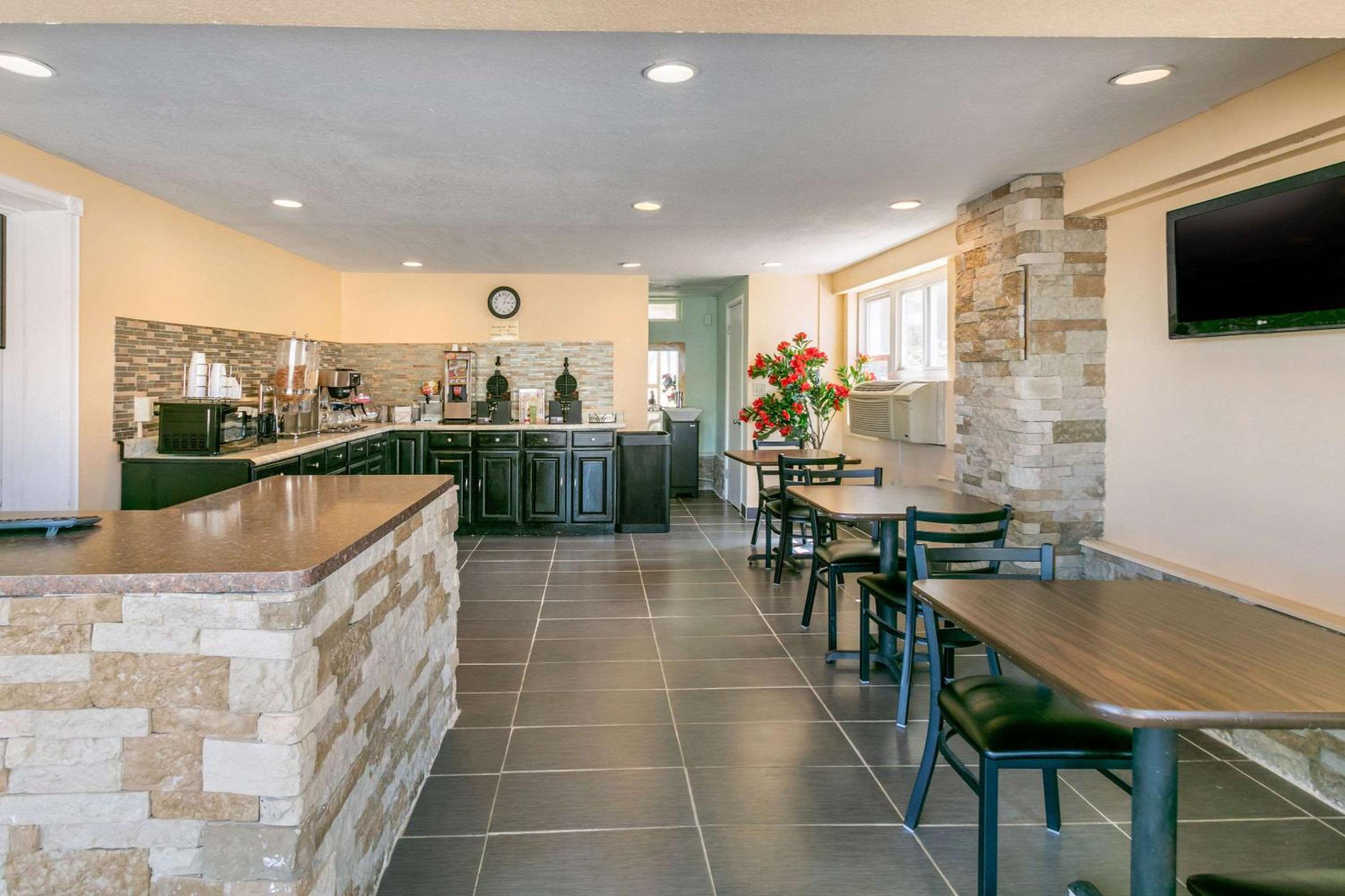Rawlins Vacations - Rodeway Inn - Property Image 1