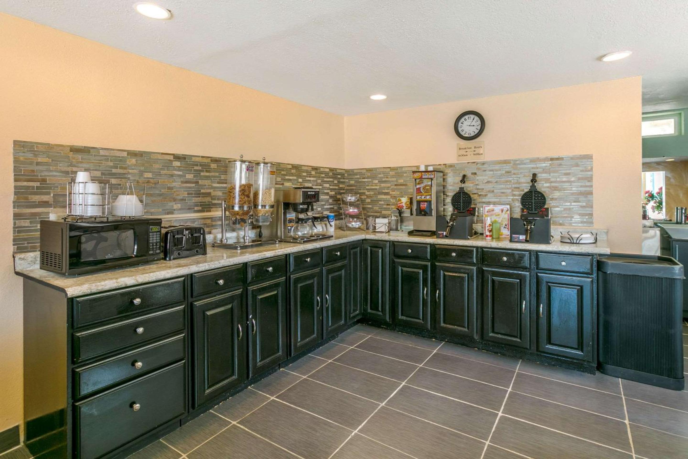 Rawlins Vacations - Rodeway Inn - Property Image 11