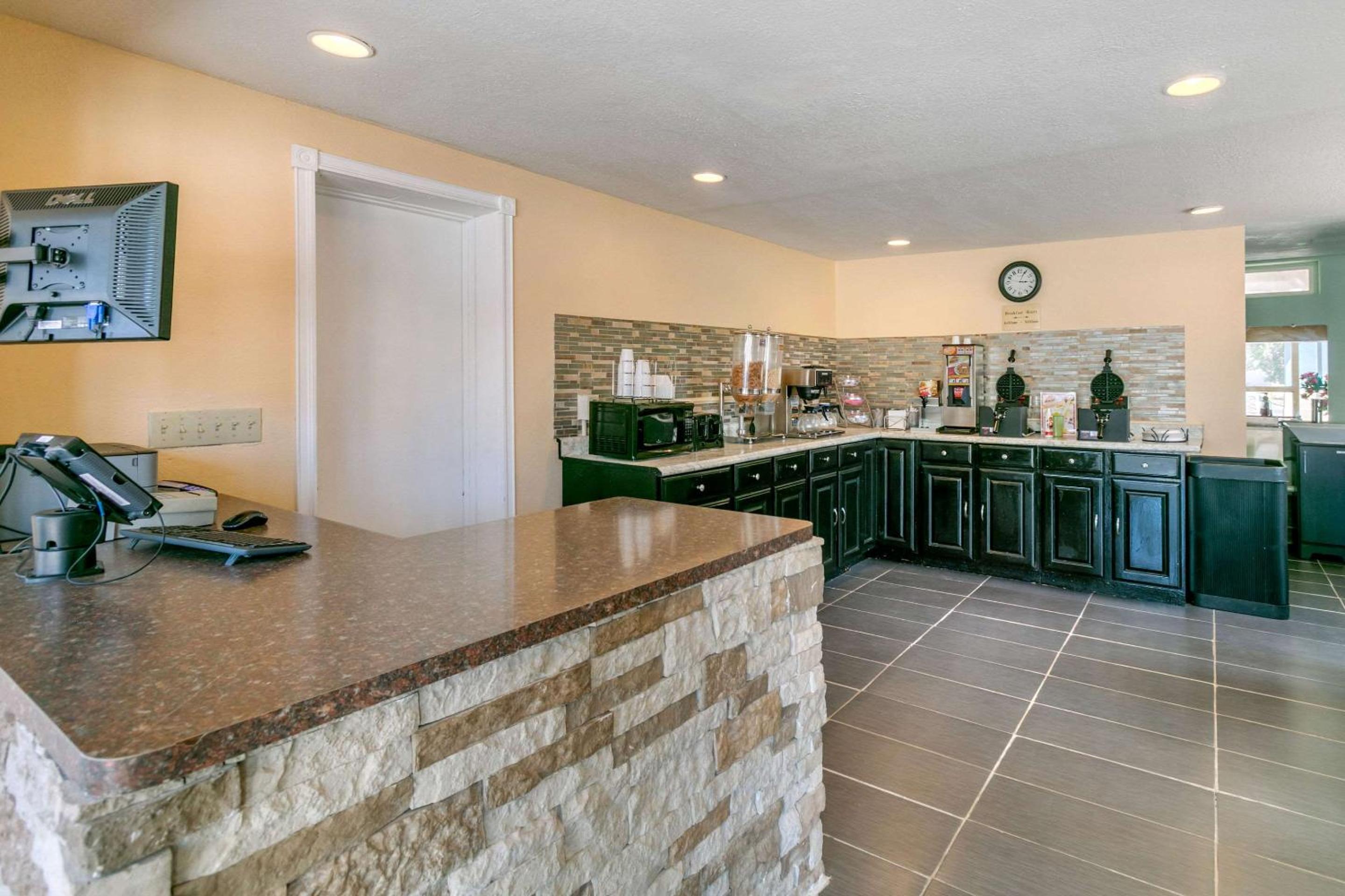 Rawlins Vacations - Rodeway Inn - Property Image 6