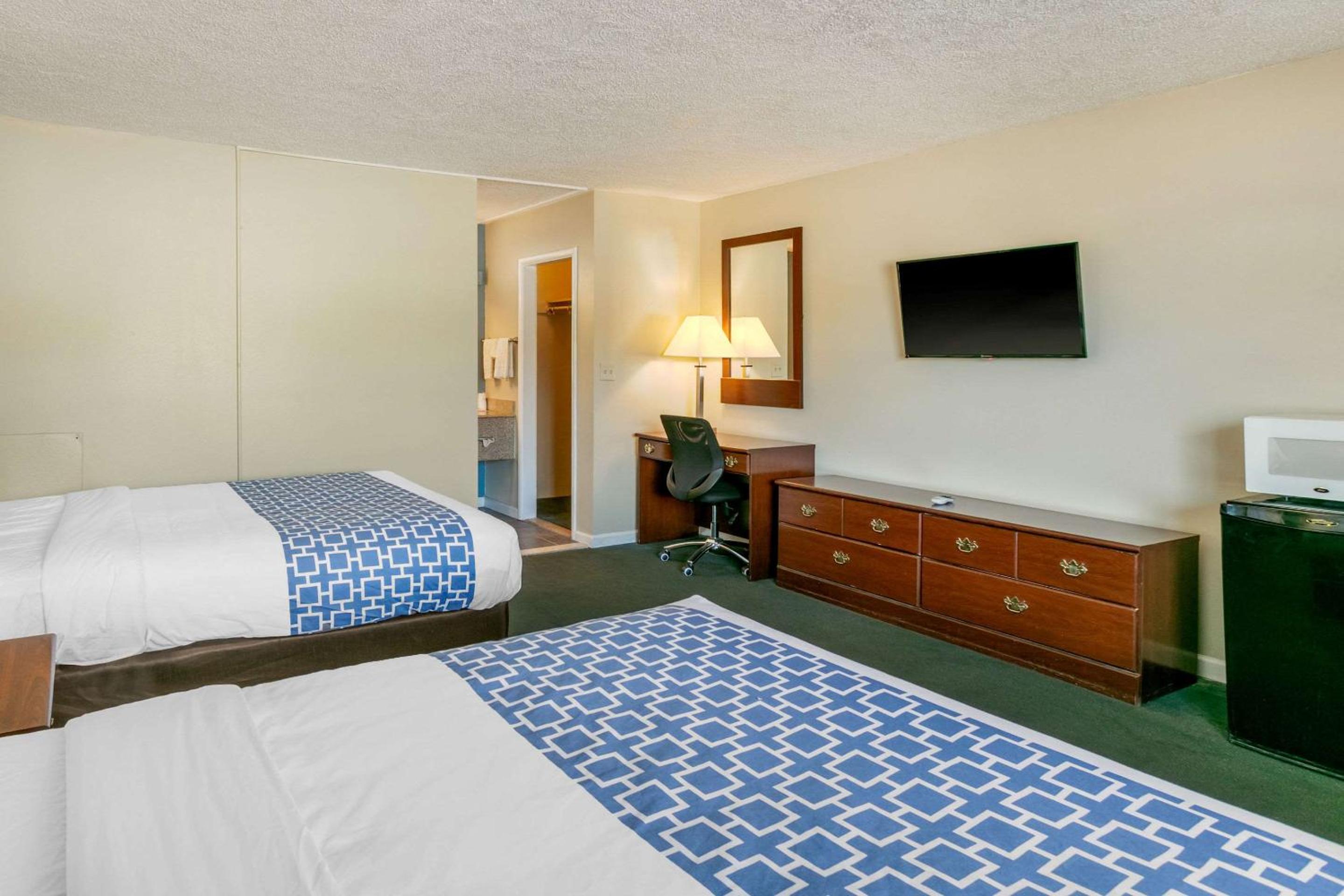 Rawlins Vacations - Rodeway Inn - Property Image 3