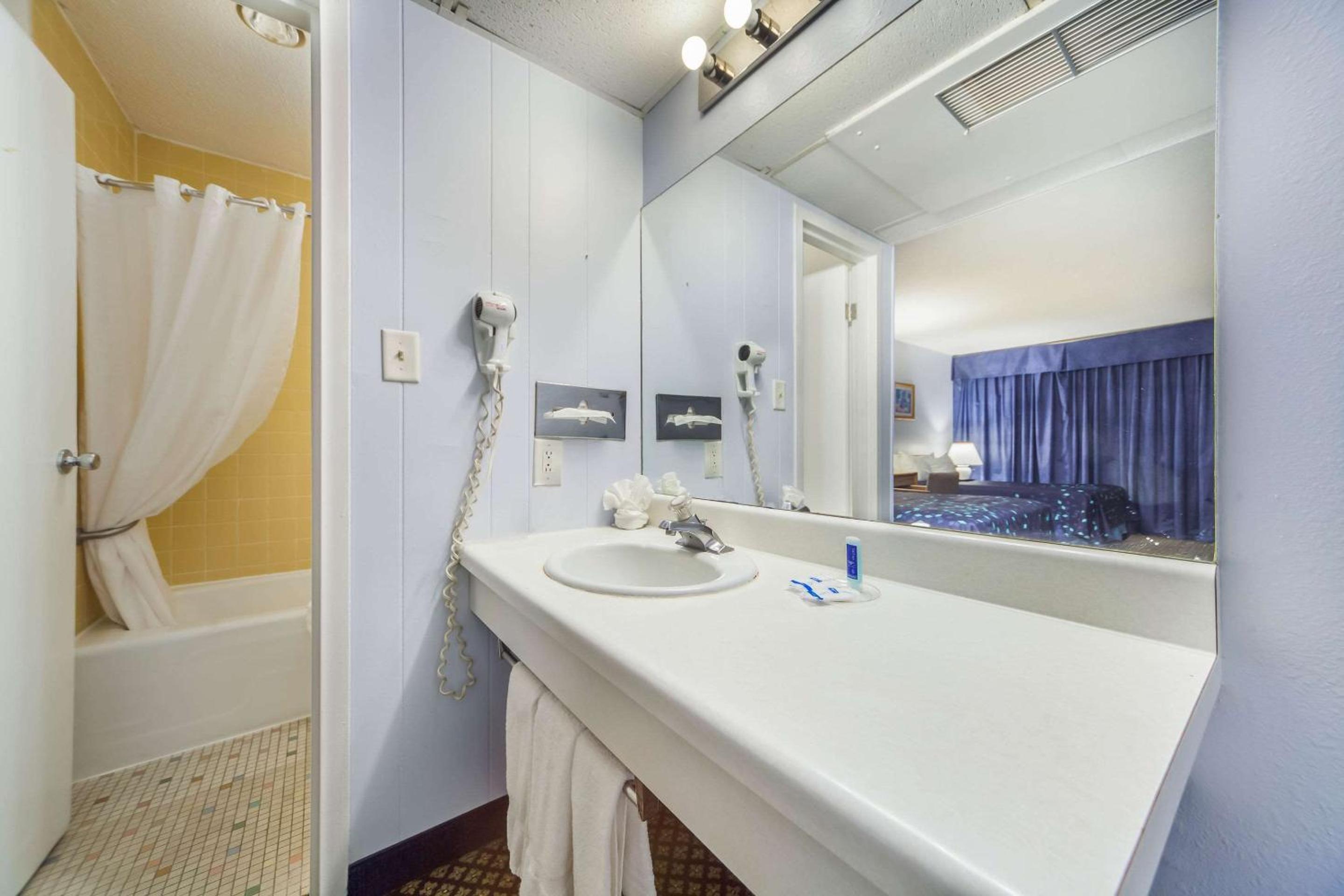 North Platte Vacations - Hospitality Inn - Property Image 4