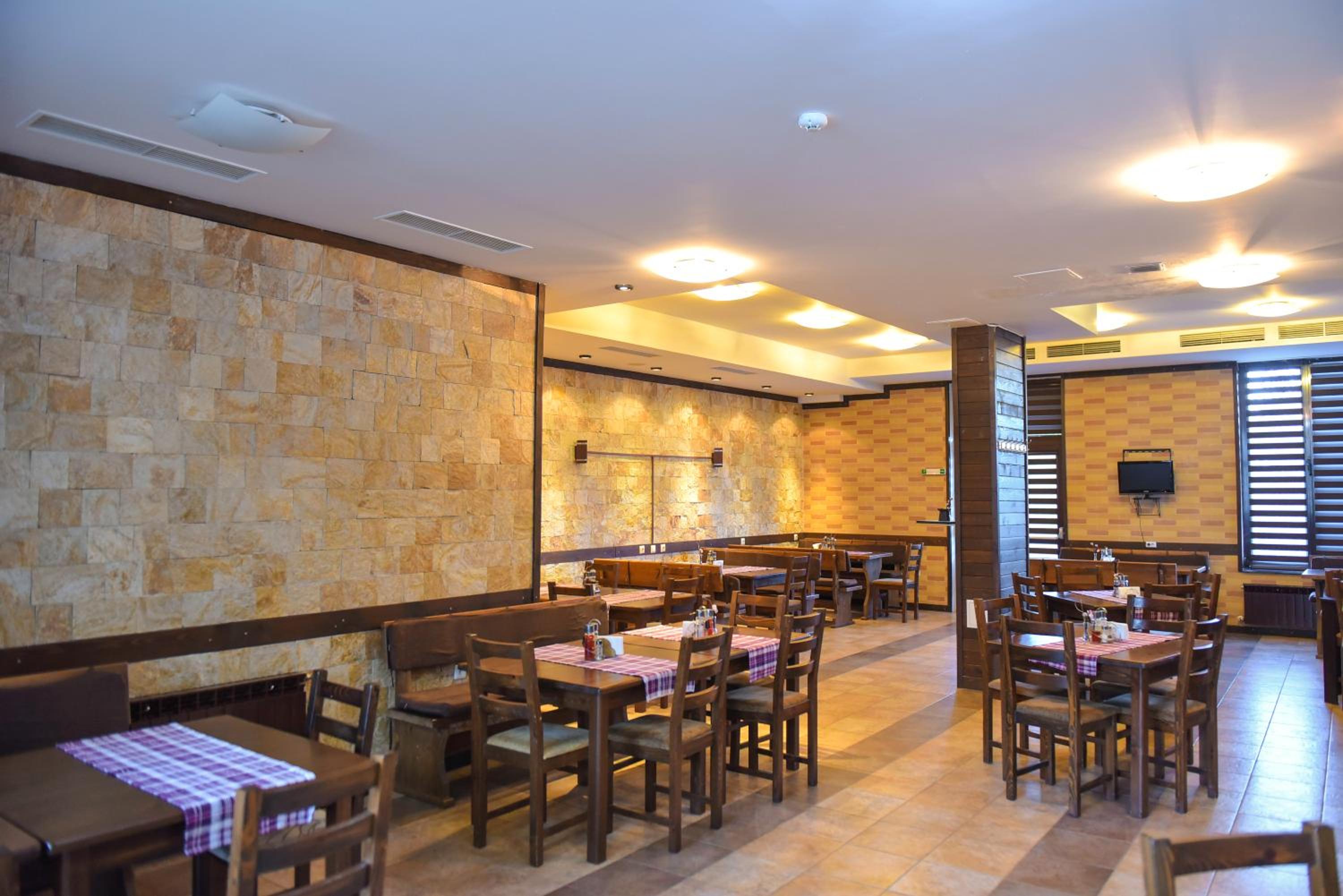 Bansko Vacations - Royal Bansko - Half Board Plus All Inclusive Light - Hot Pool Jacuzzis - Property Image 3