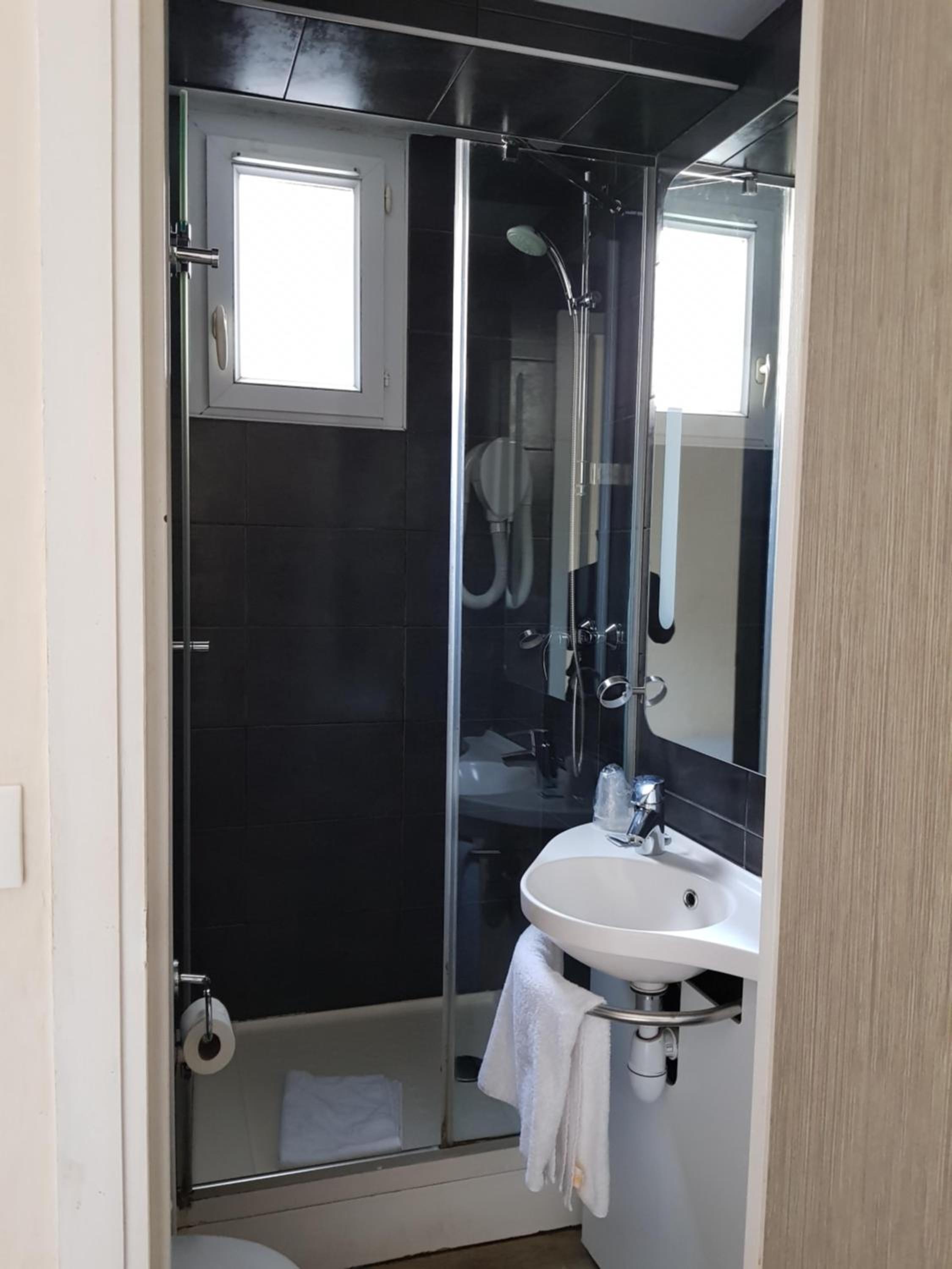 Levallois-Perret Vacations - Hotel D'Anjou - Property Image 8