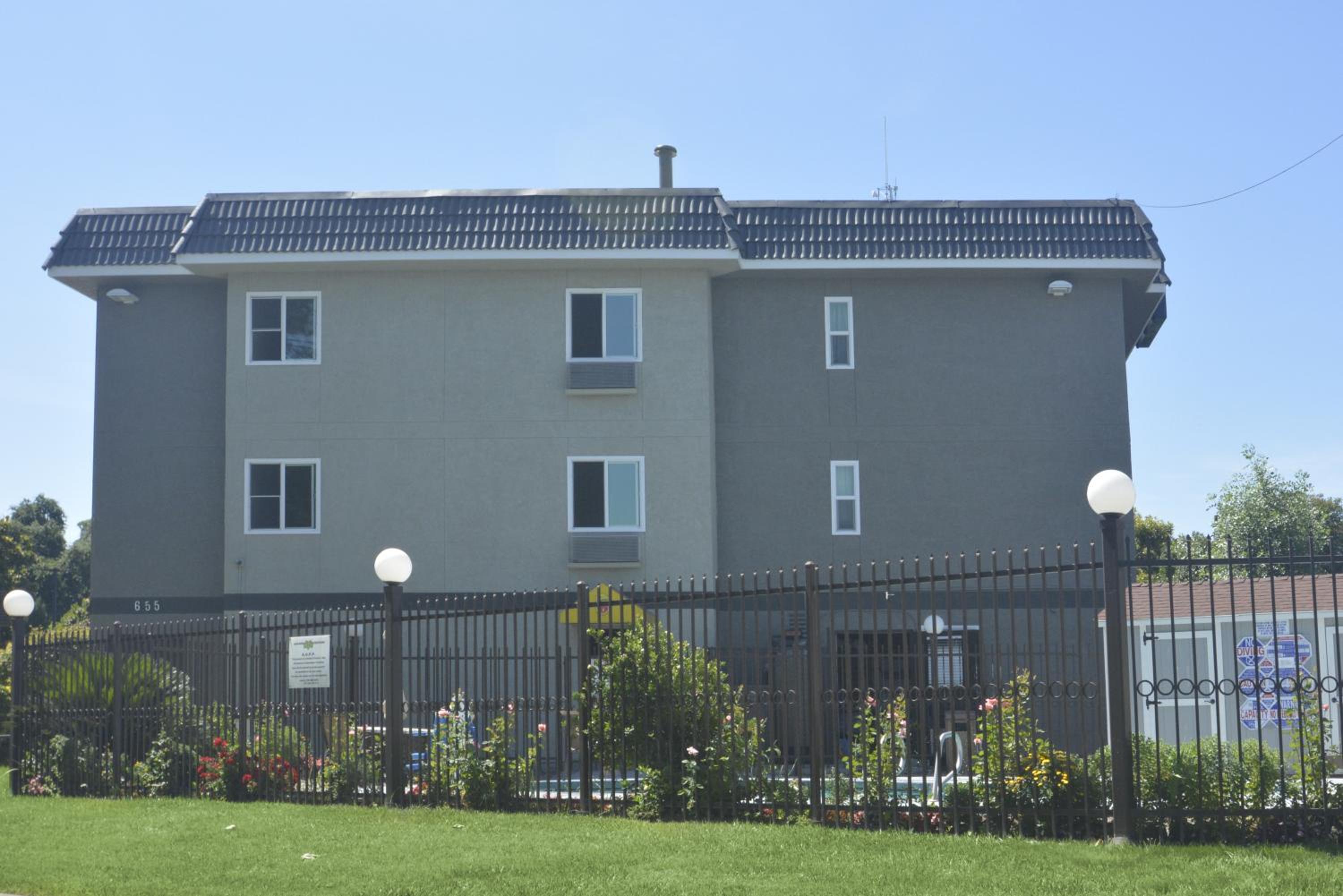 Willows Vacations - Super 8 by Wyndham Chico - Property Image 2