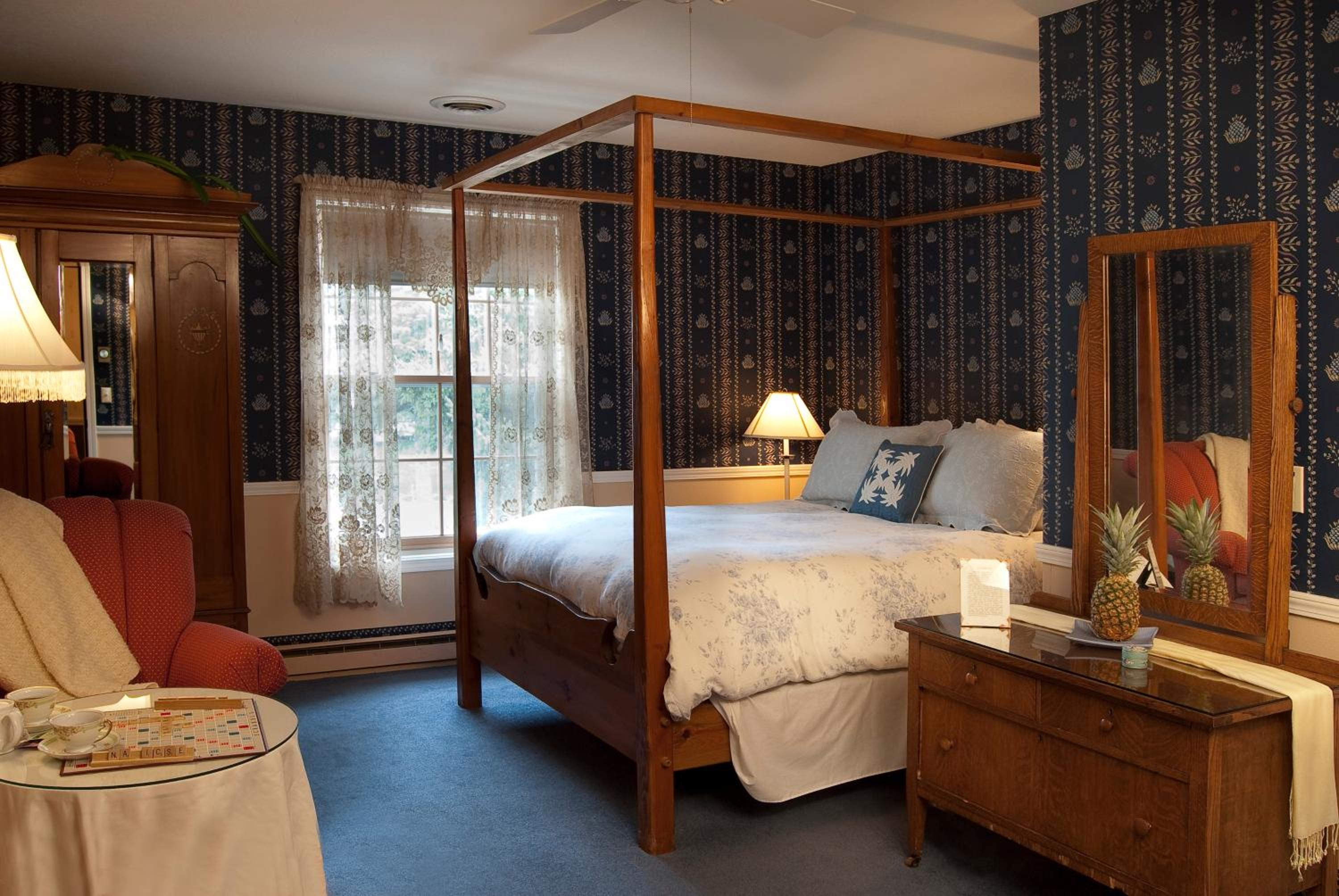 Eagle Harbor Inn