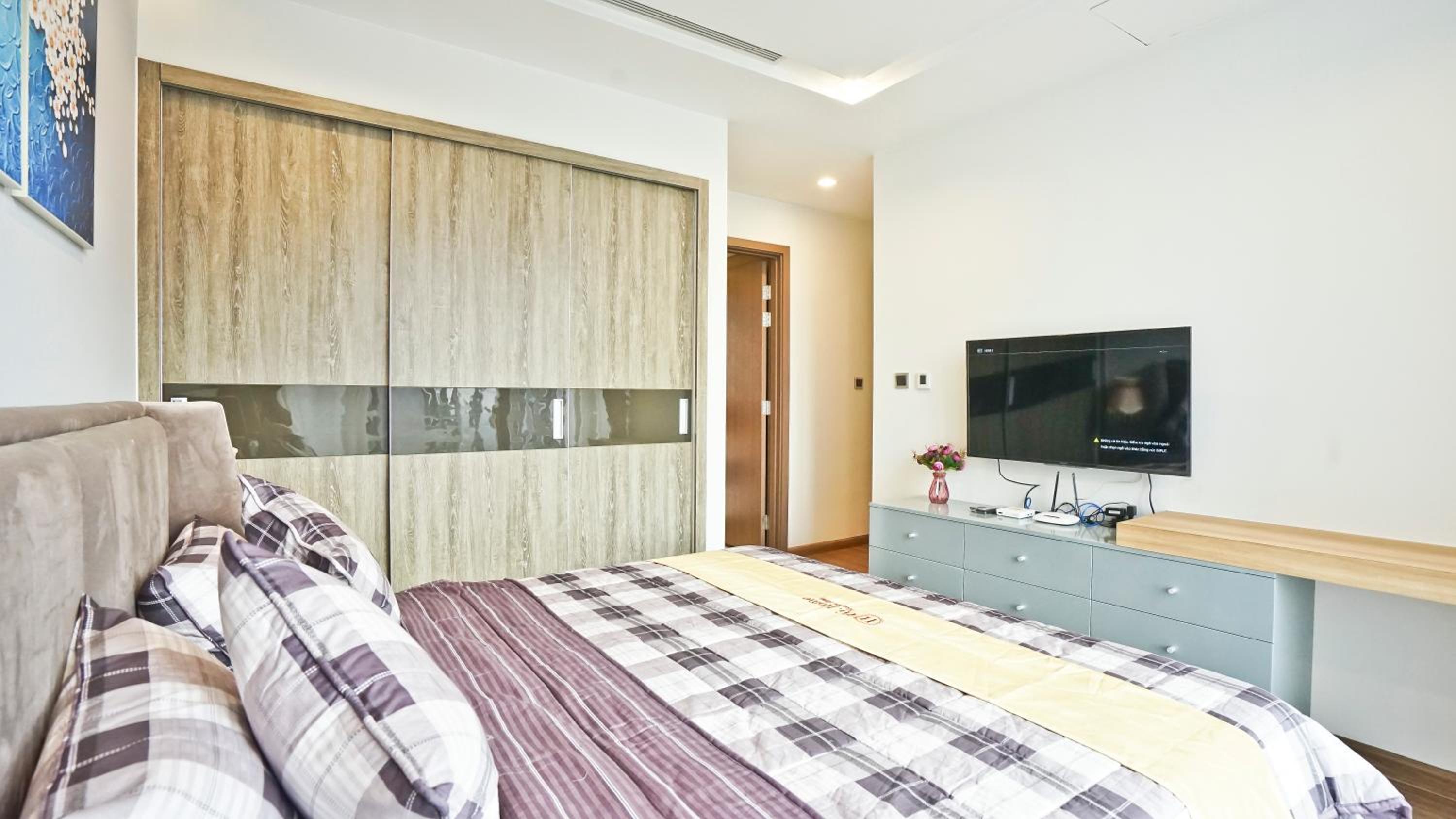 Hi-Home Suites - Vinhomes Metropolis