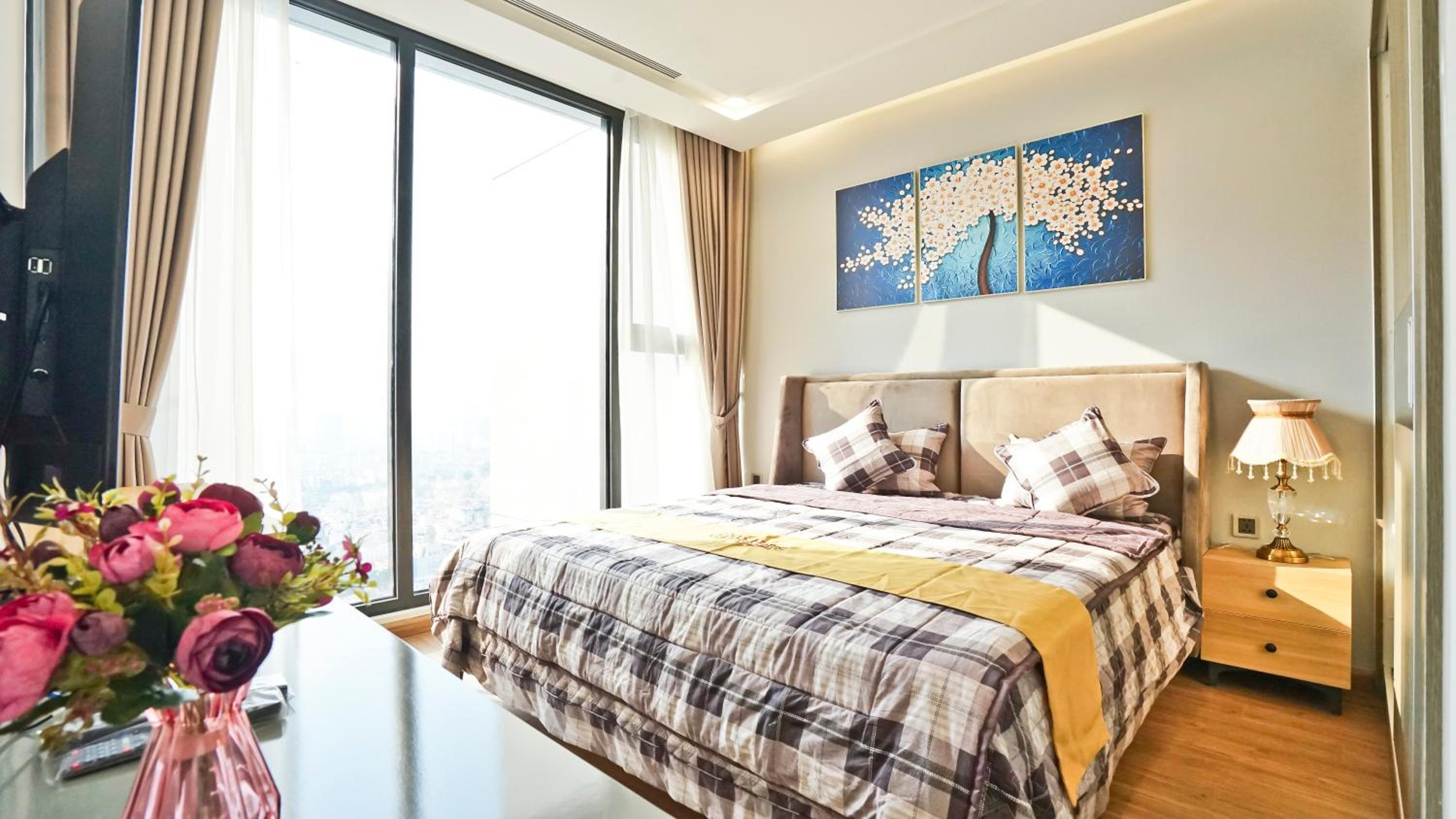 Hi-Home Suites - Vinhomes Metropolis