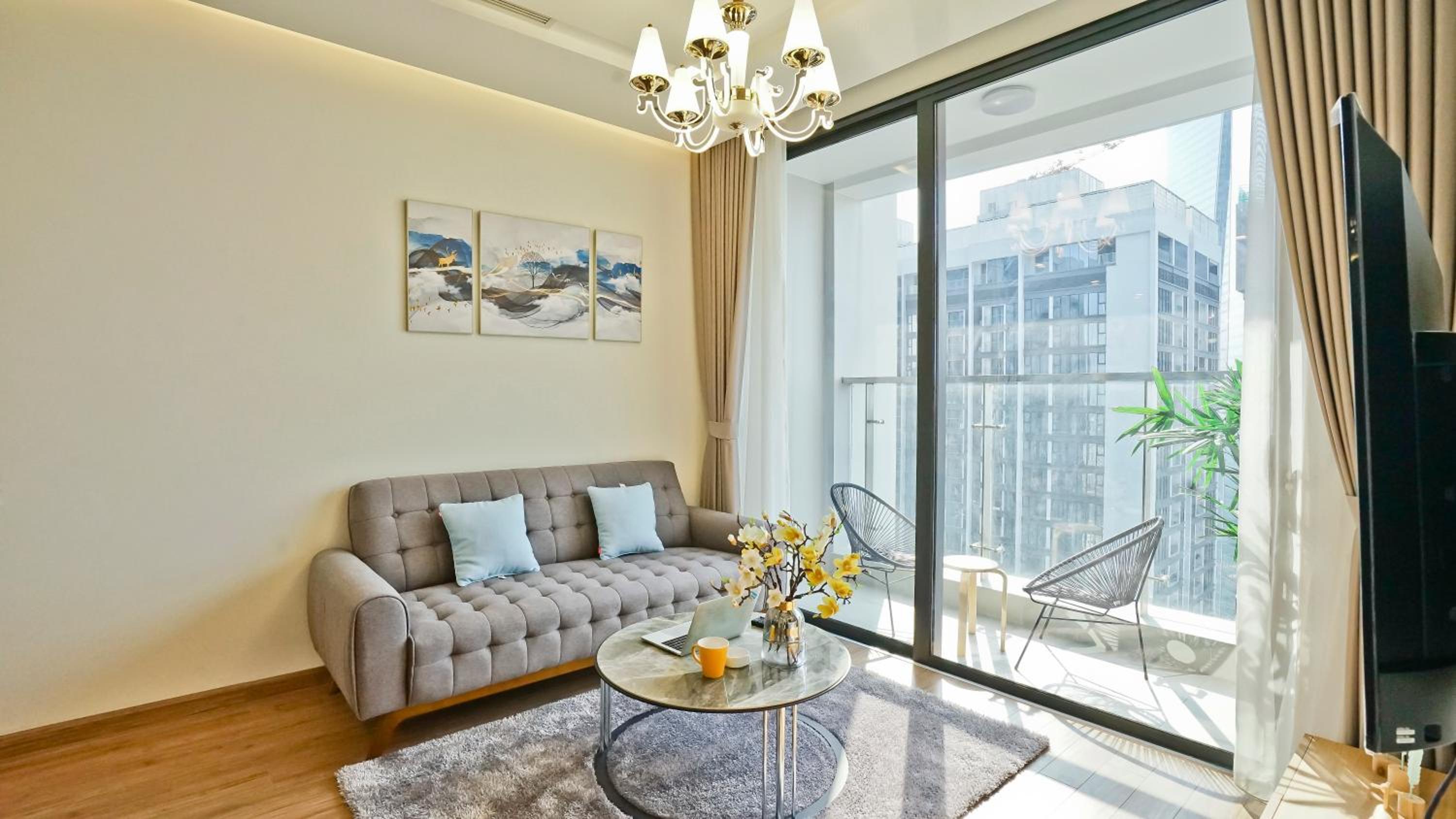 Hi-Home Suites - Vinhomes Metropolis