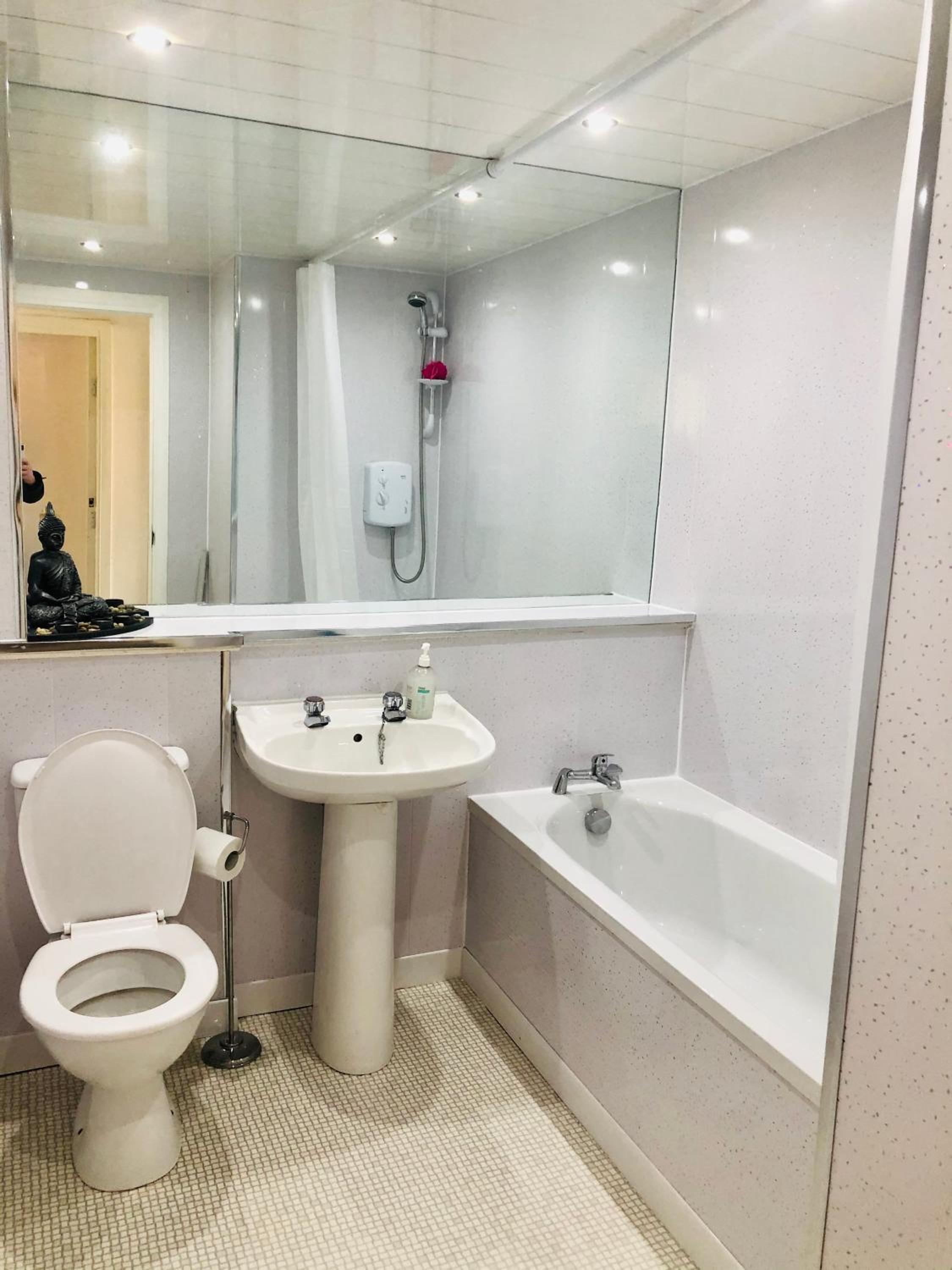 Modern 2 bedroom Apartment Near City Centre