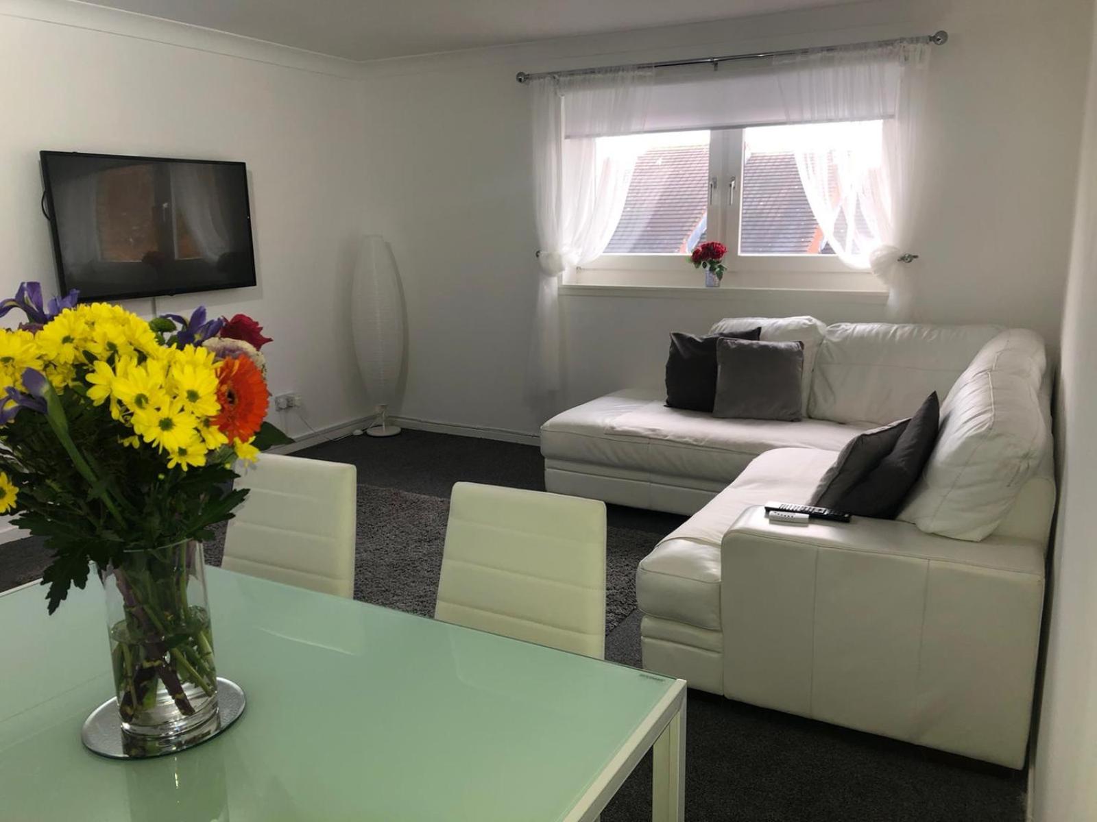 Modern 2 bedroom Apartment Near City Centre