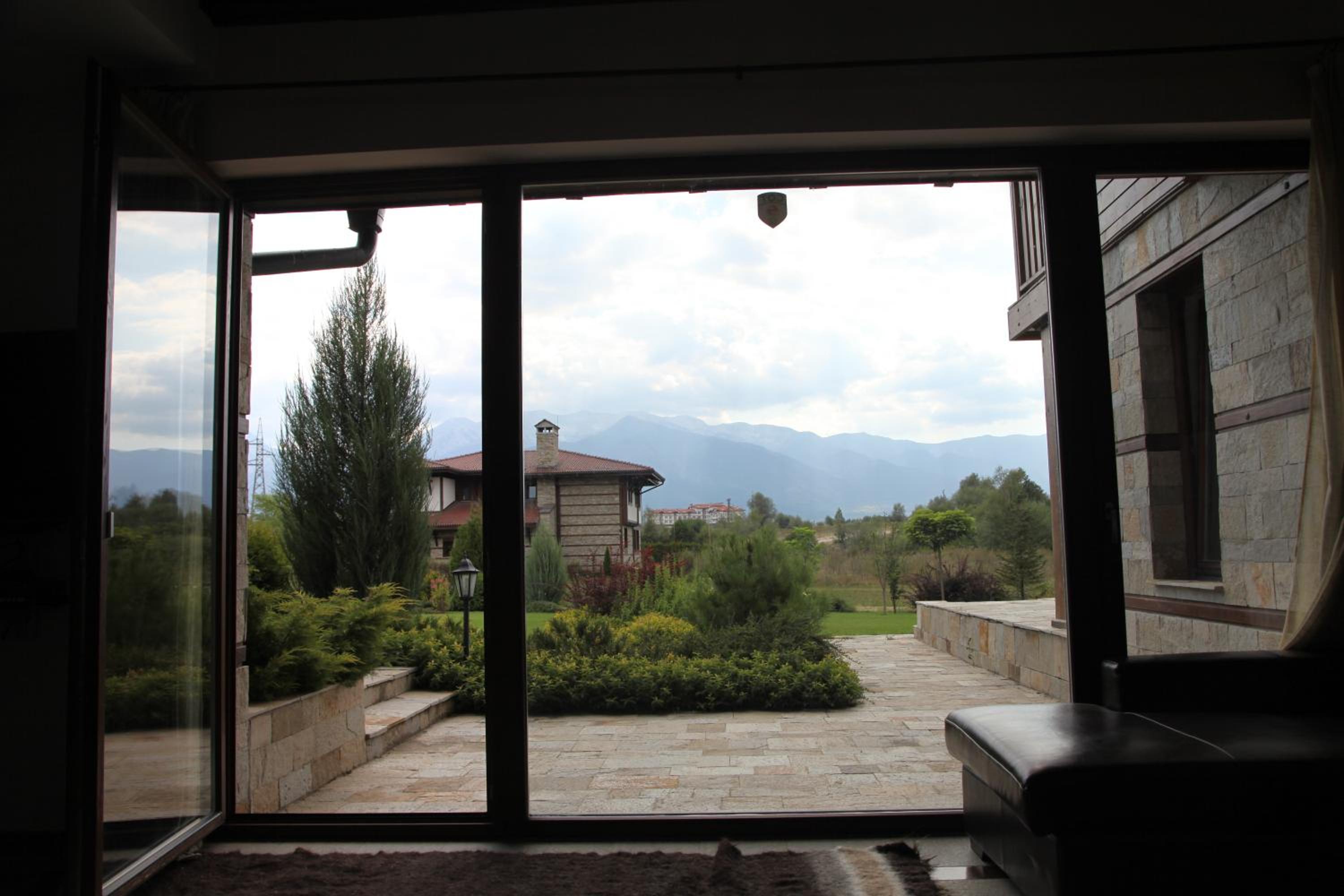 Ski & Spa Chalet Bansko view 3