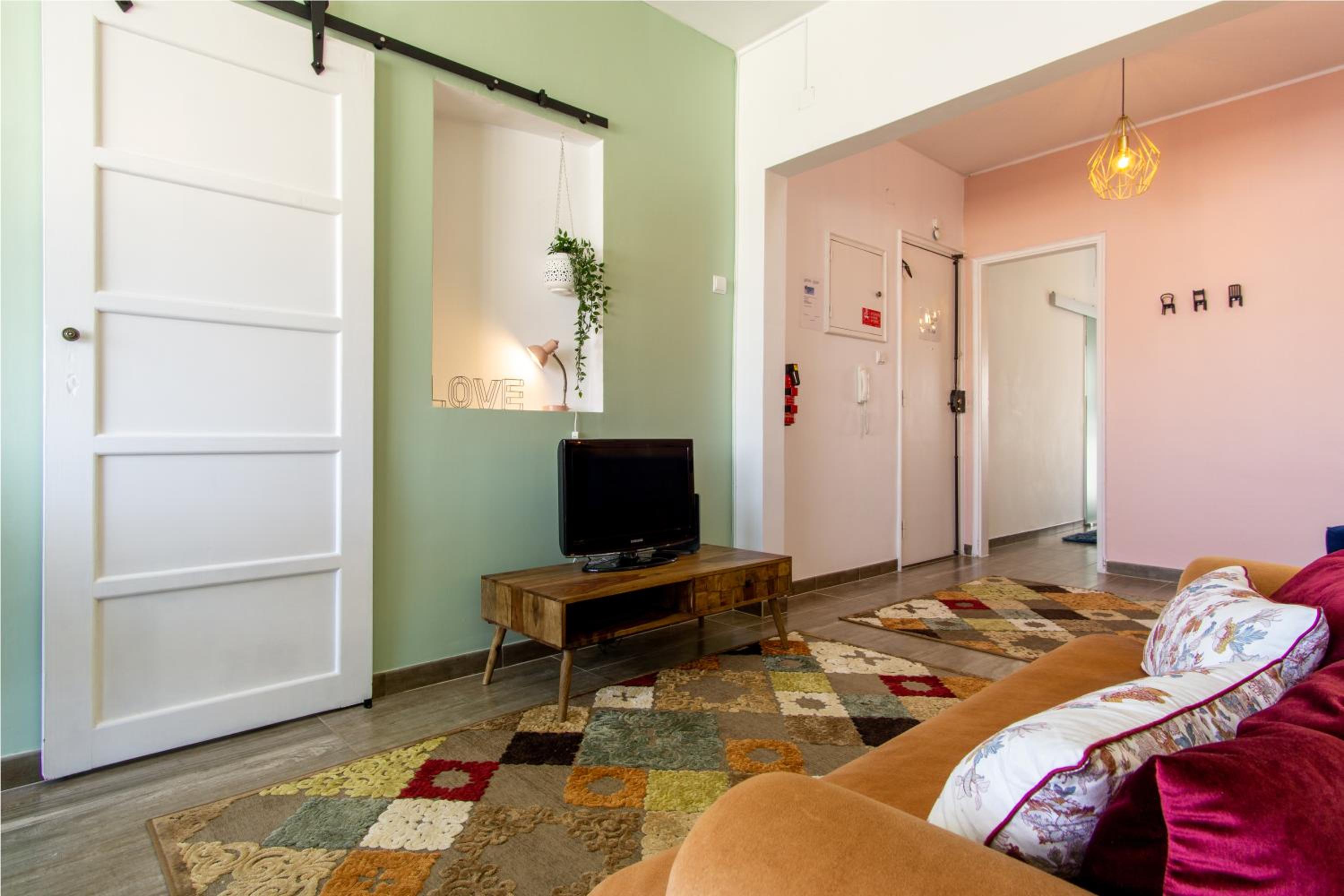 Stylish Apt in Saldanha Central Lisbon Living view 2