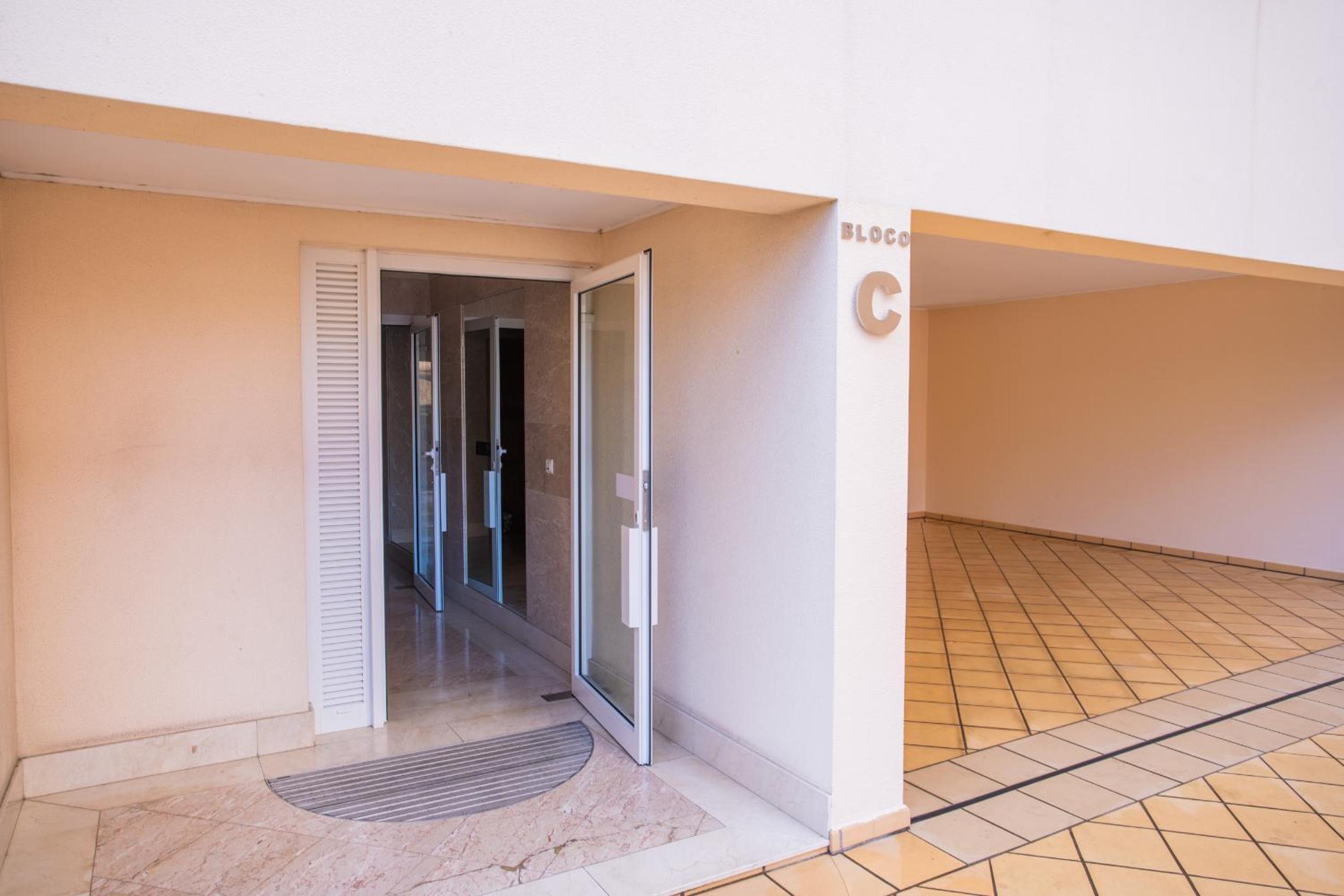 FLH Funchal Modern Apartment with Pool view 4