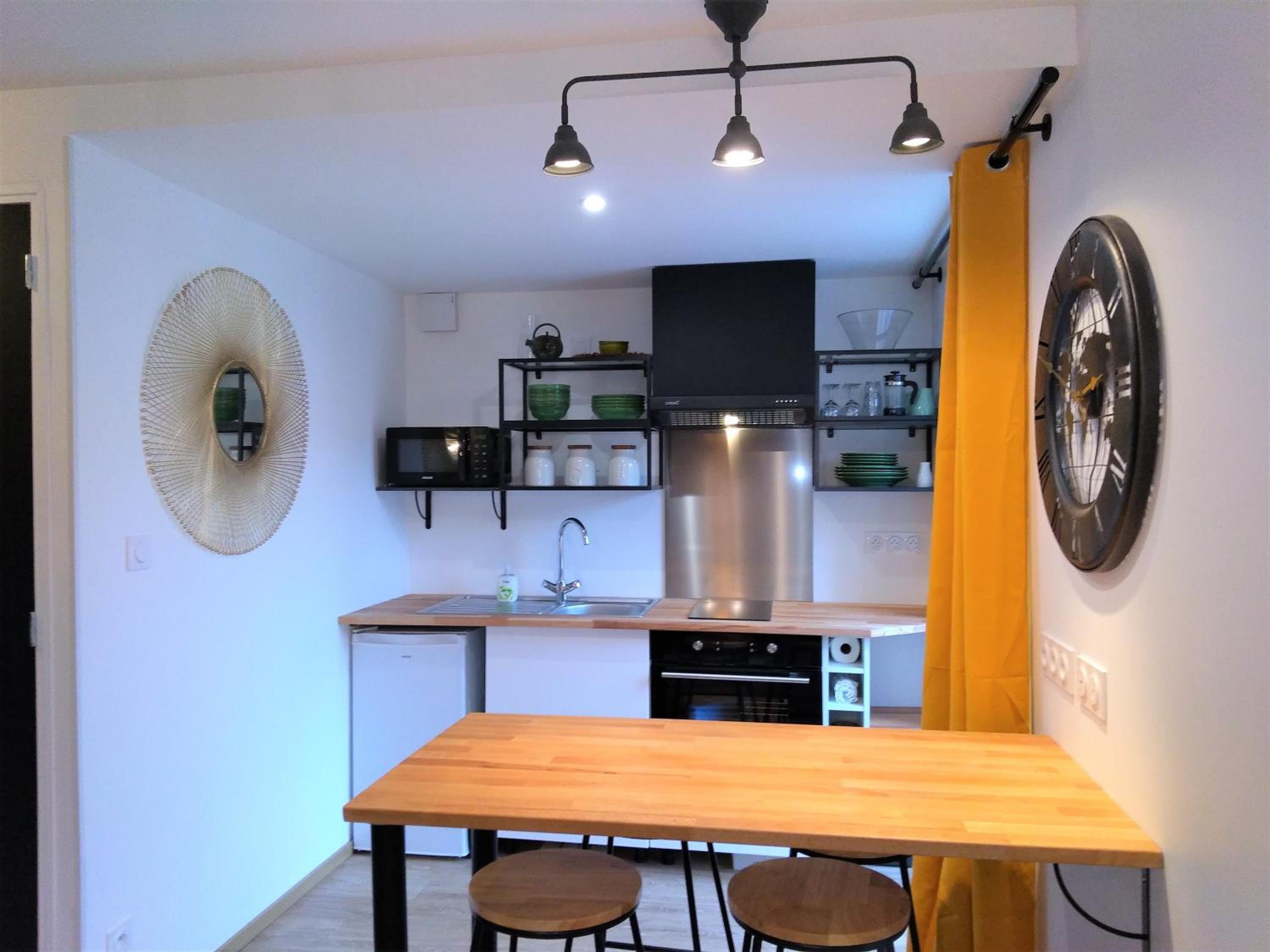 Superbe studio entre le port et le centre ville - LIT KING-SIZE, WiFi & NETFLIX gratuit, photo 5