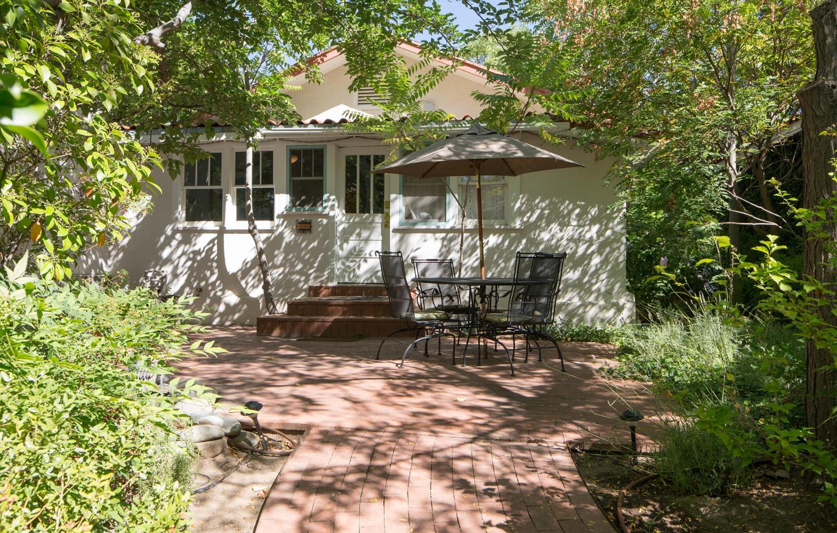 Casa Blanca Inn and Suites