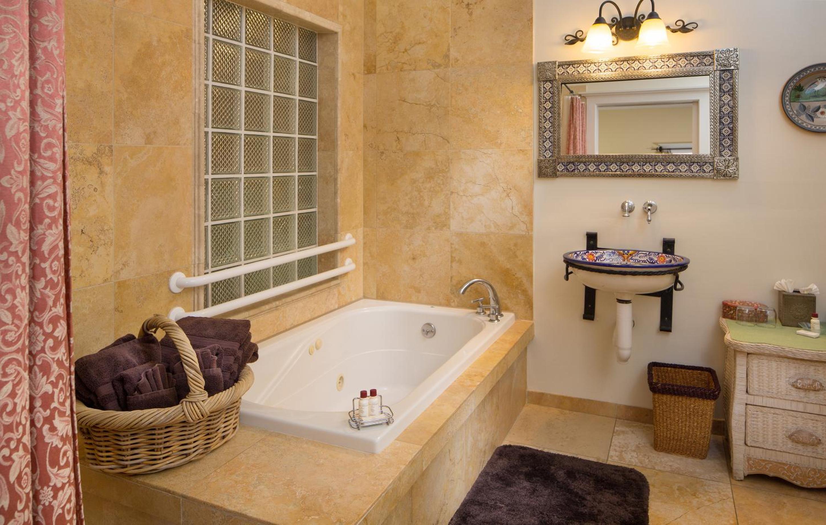 Casa Blanca Inn and Suites