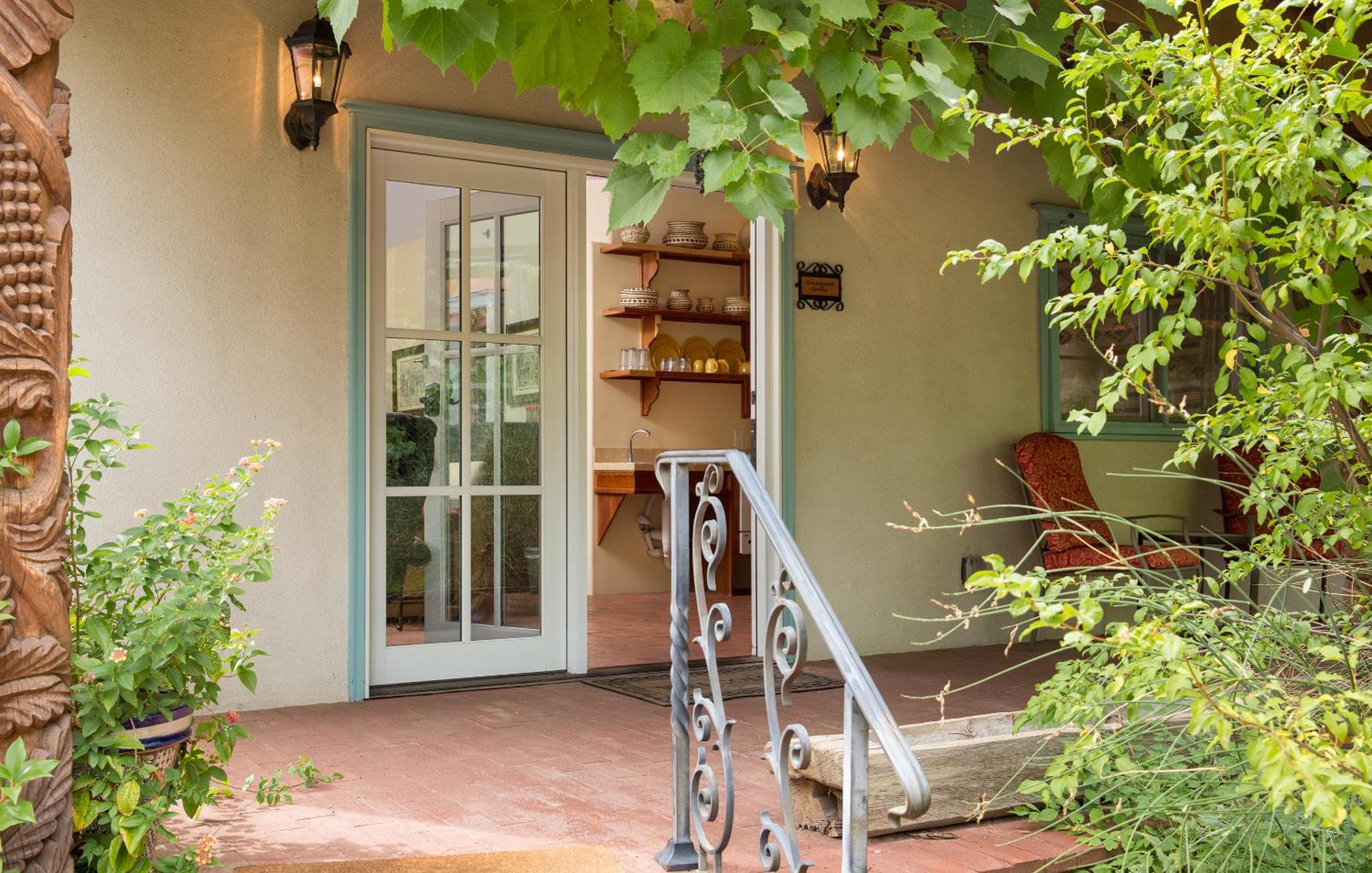 Casa Blanca Inn and Suites