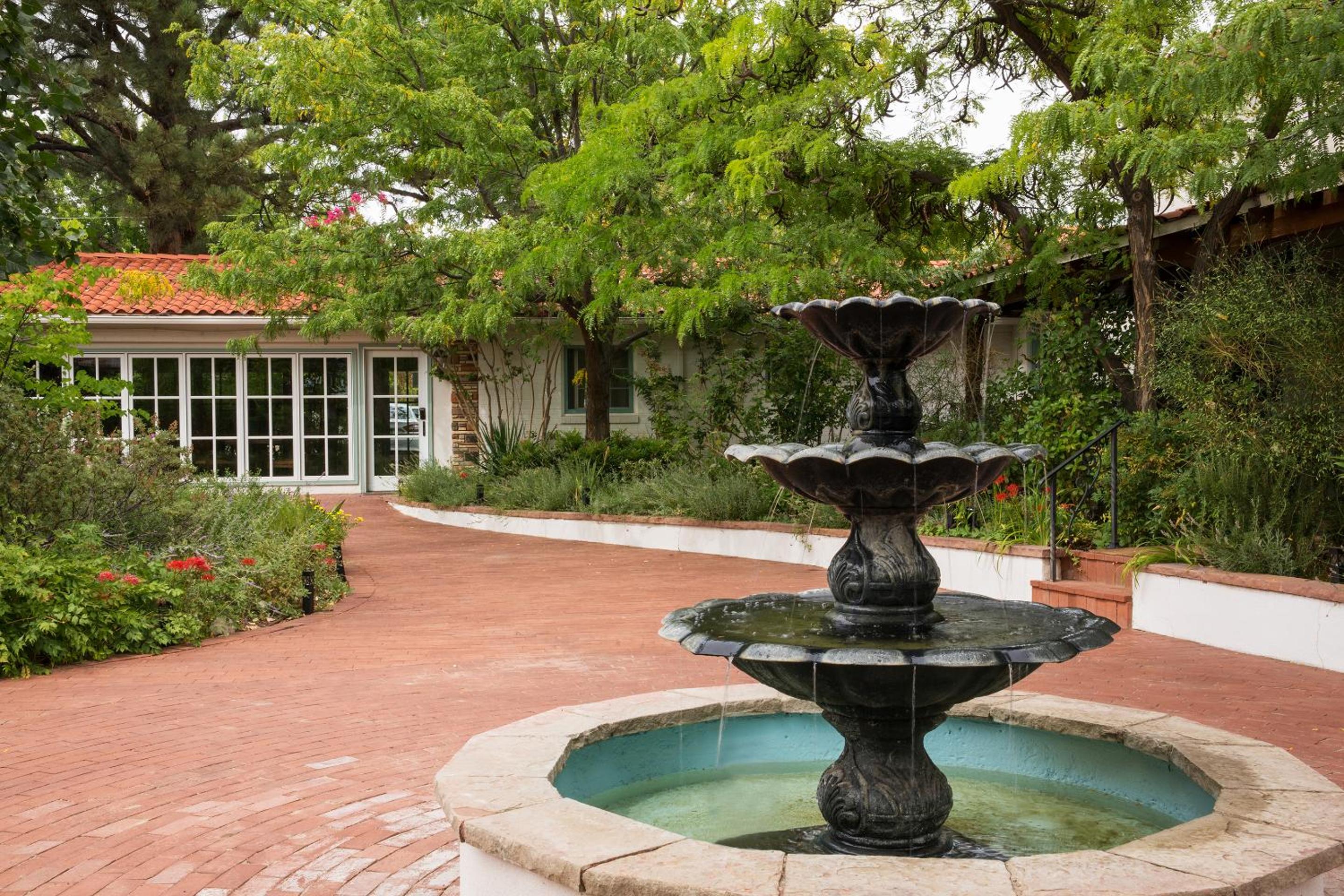 Casa Blanca Inn and Suites