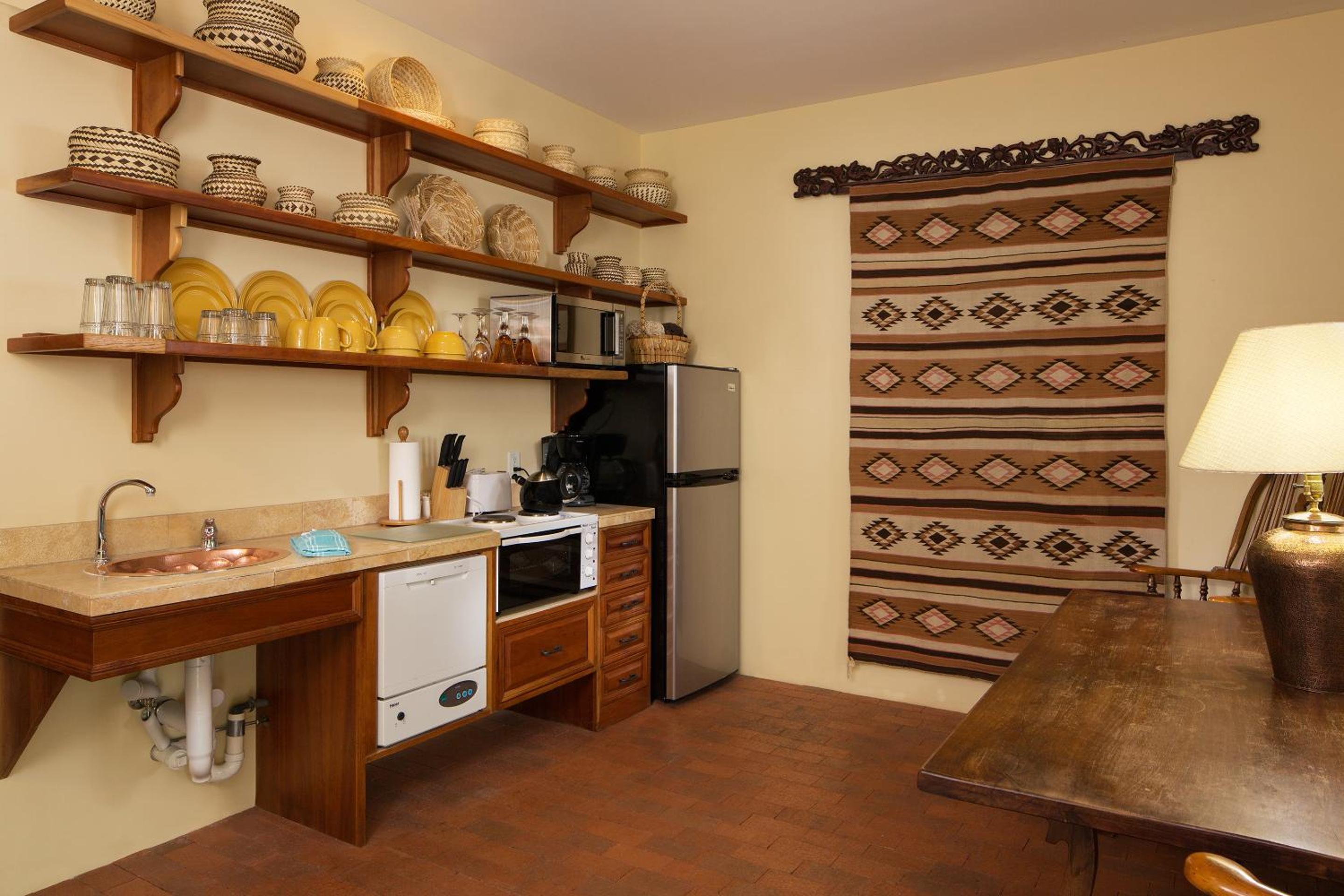 Casa Blanca Inn and Suites