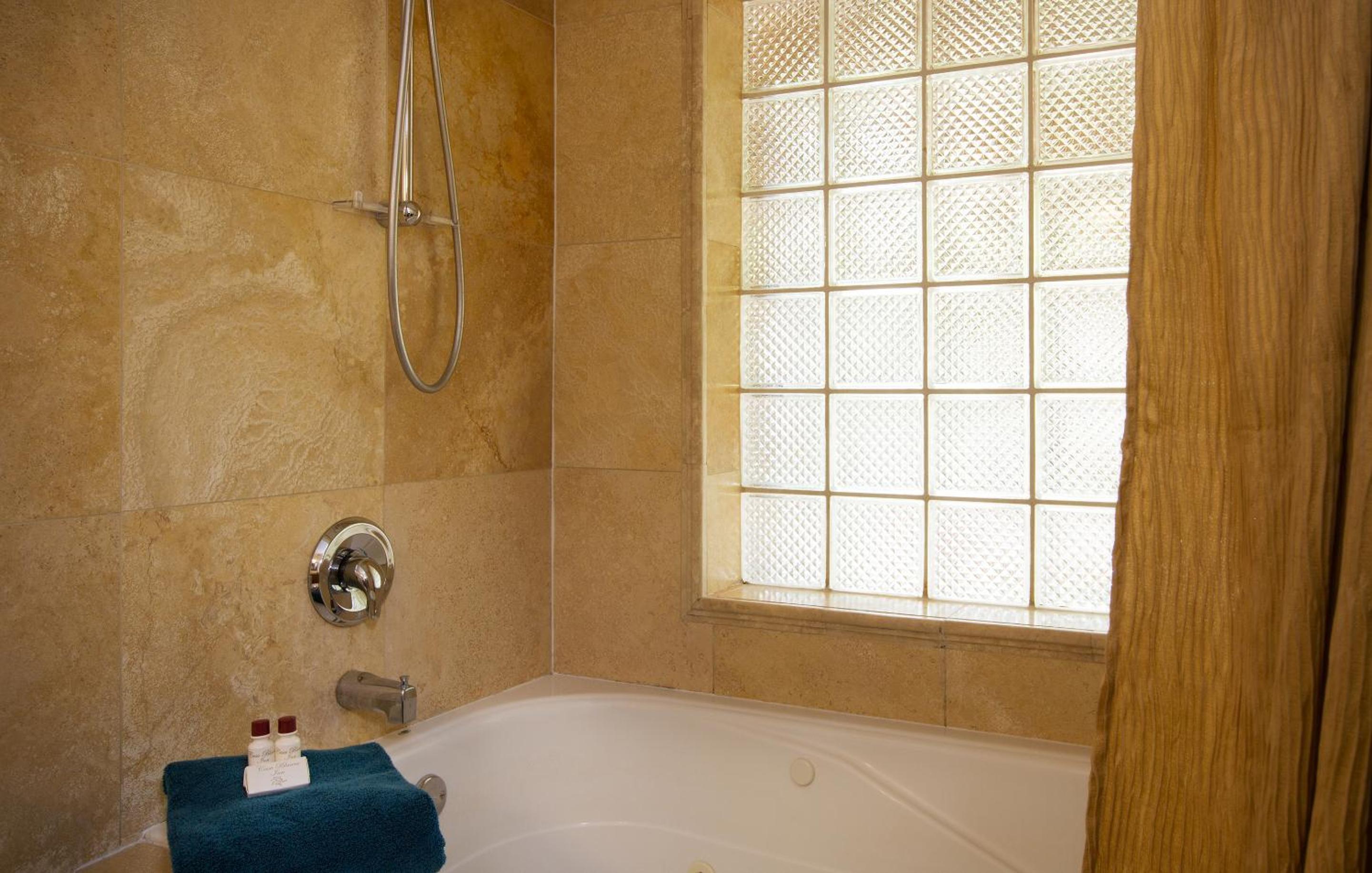 Casa Blanca Inn and Suites