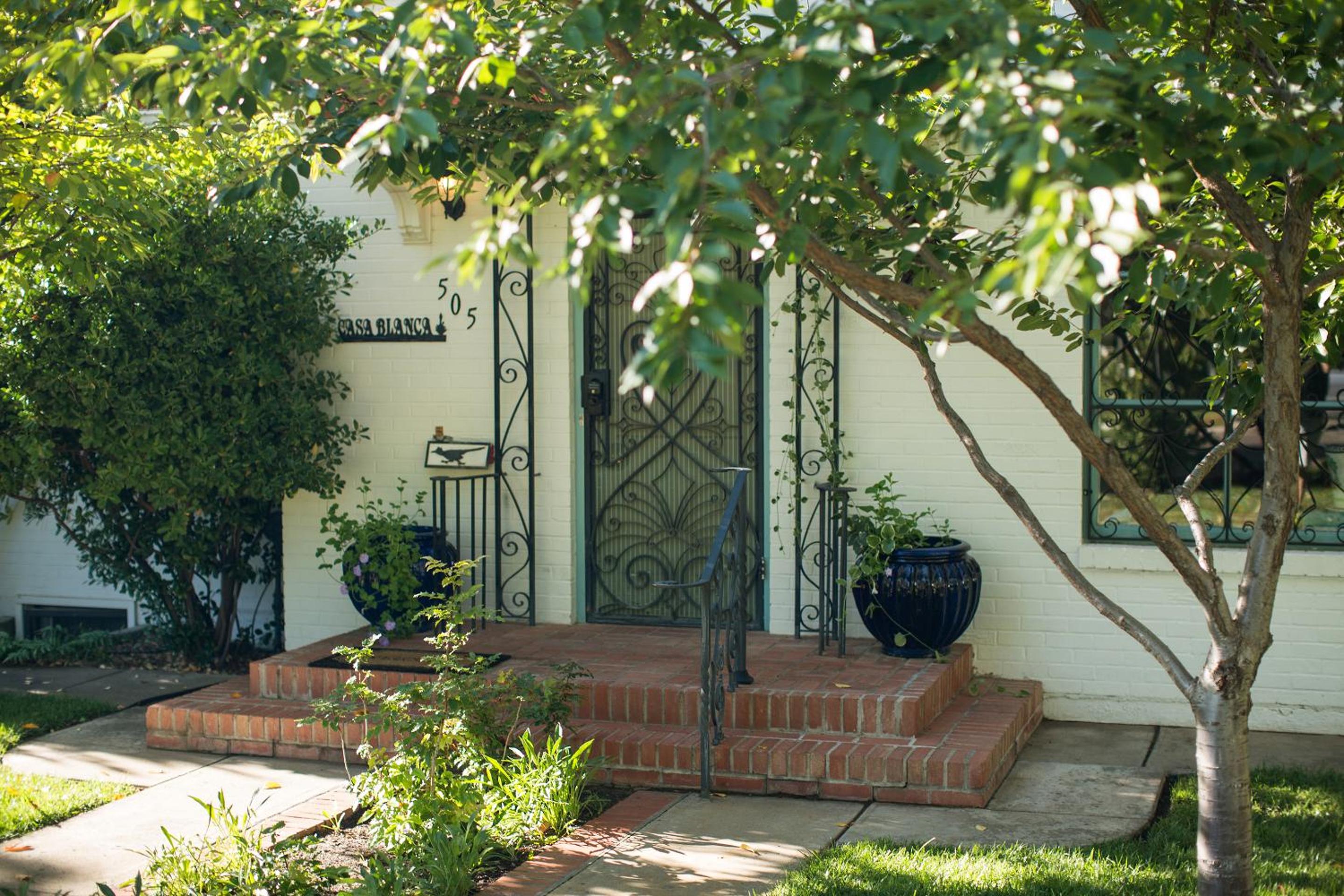 Casa Blanca Inn and Suites