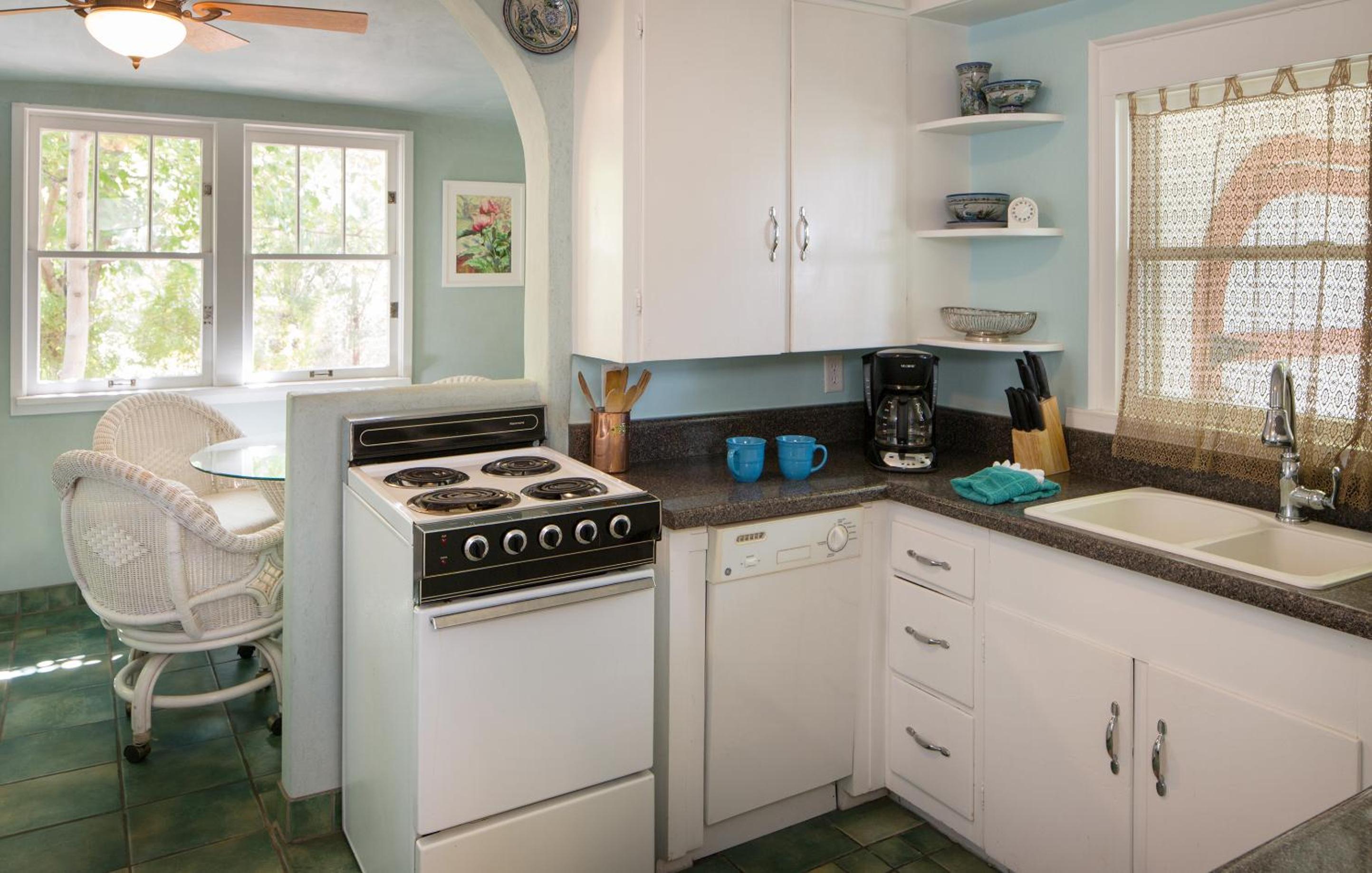 Casa Blanca Inn and Suites