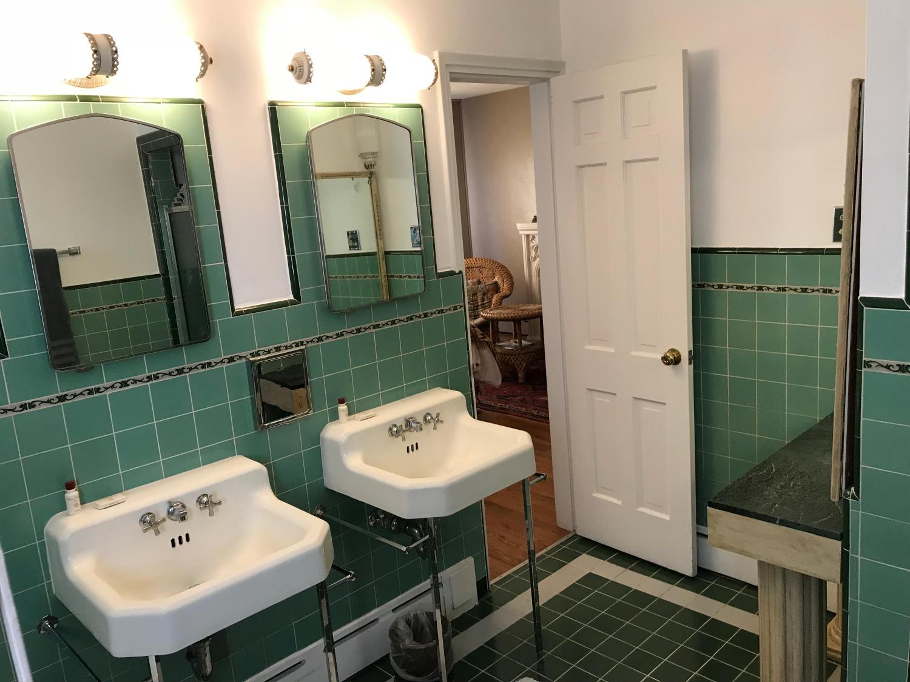 Casa Blanca Inn and Suites