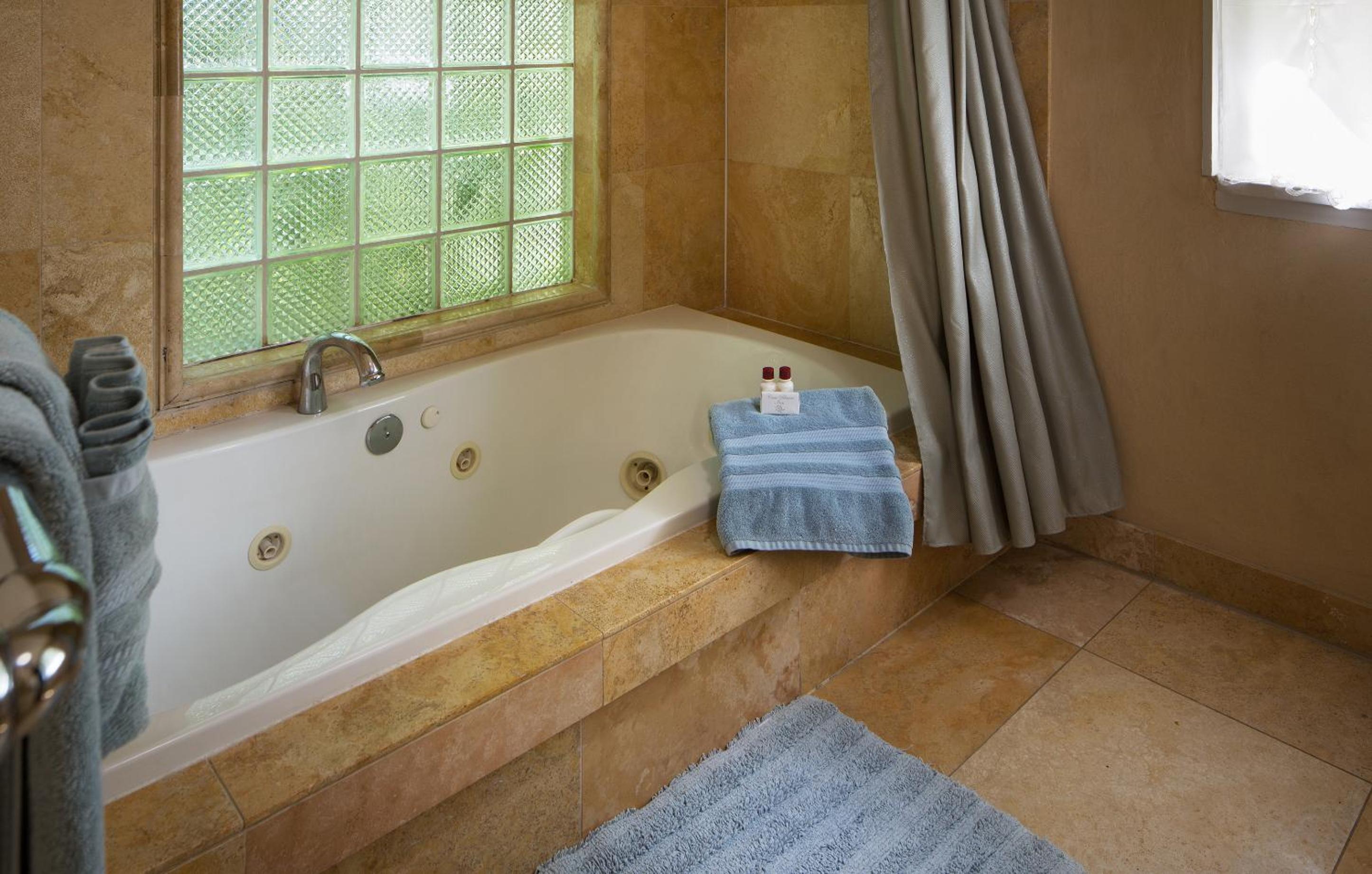 Casa Blanca Inn and Suites