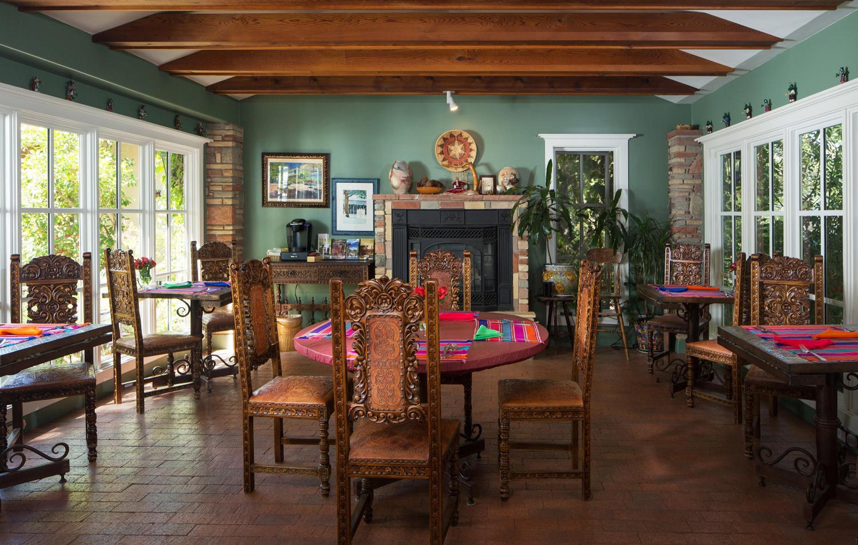 Casa Blanca Inn and Suites
