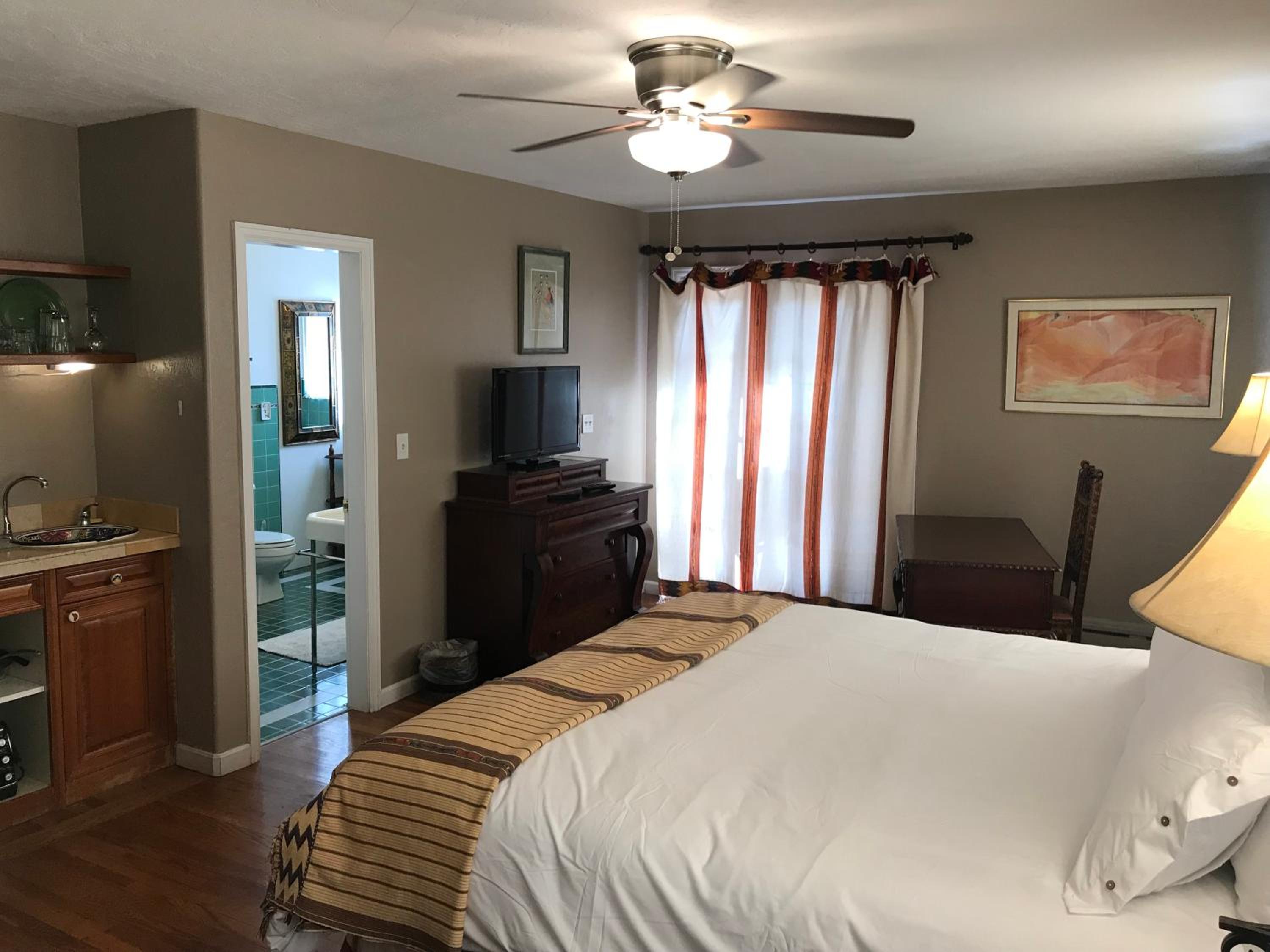 Casa Blanca Inn and Suites