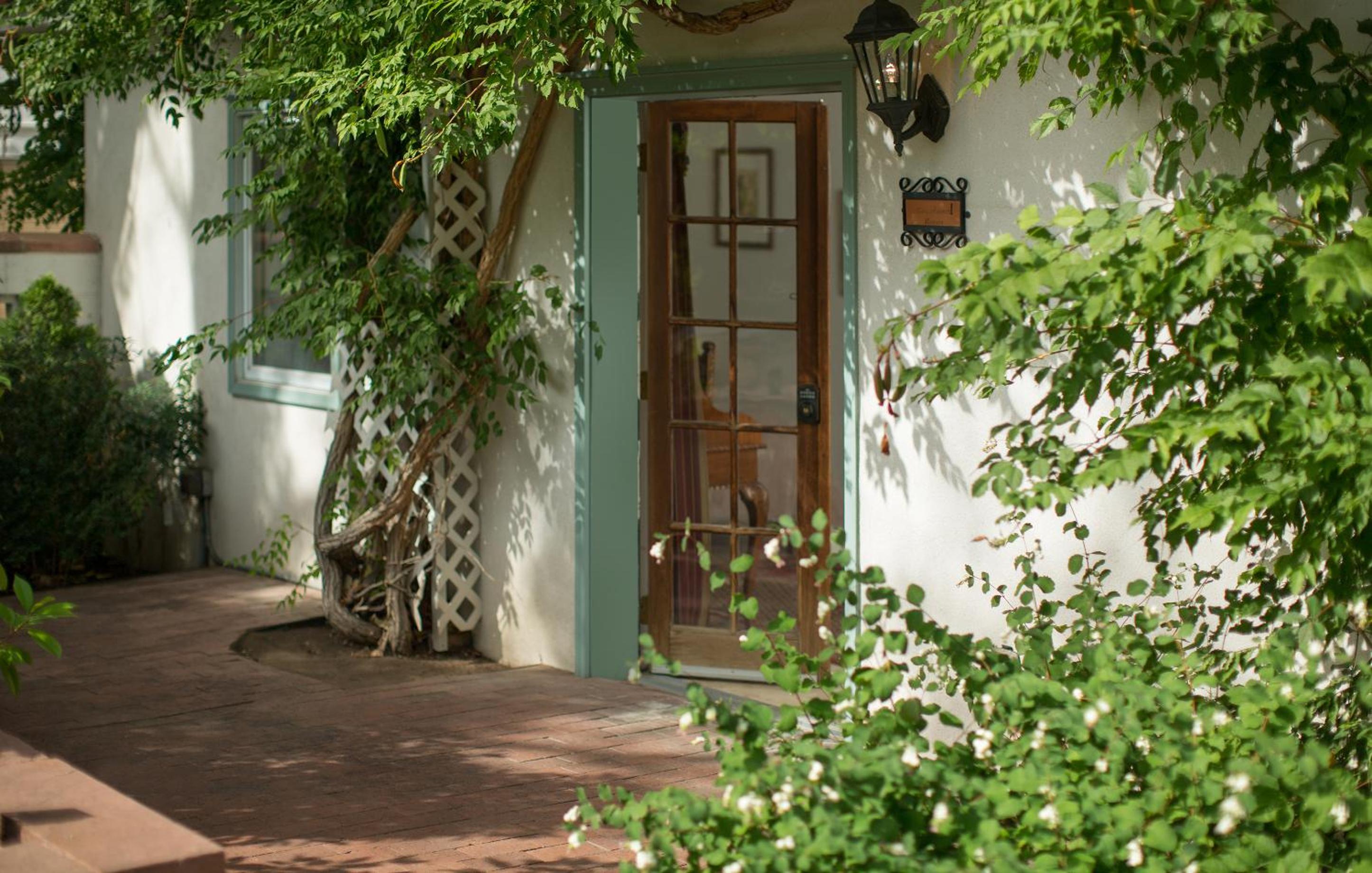 Casa Blanca Inn and Suites
