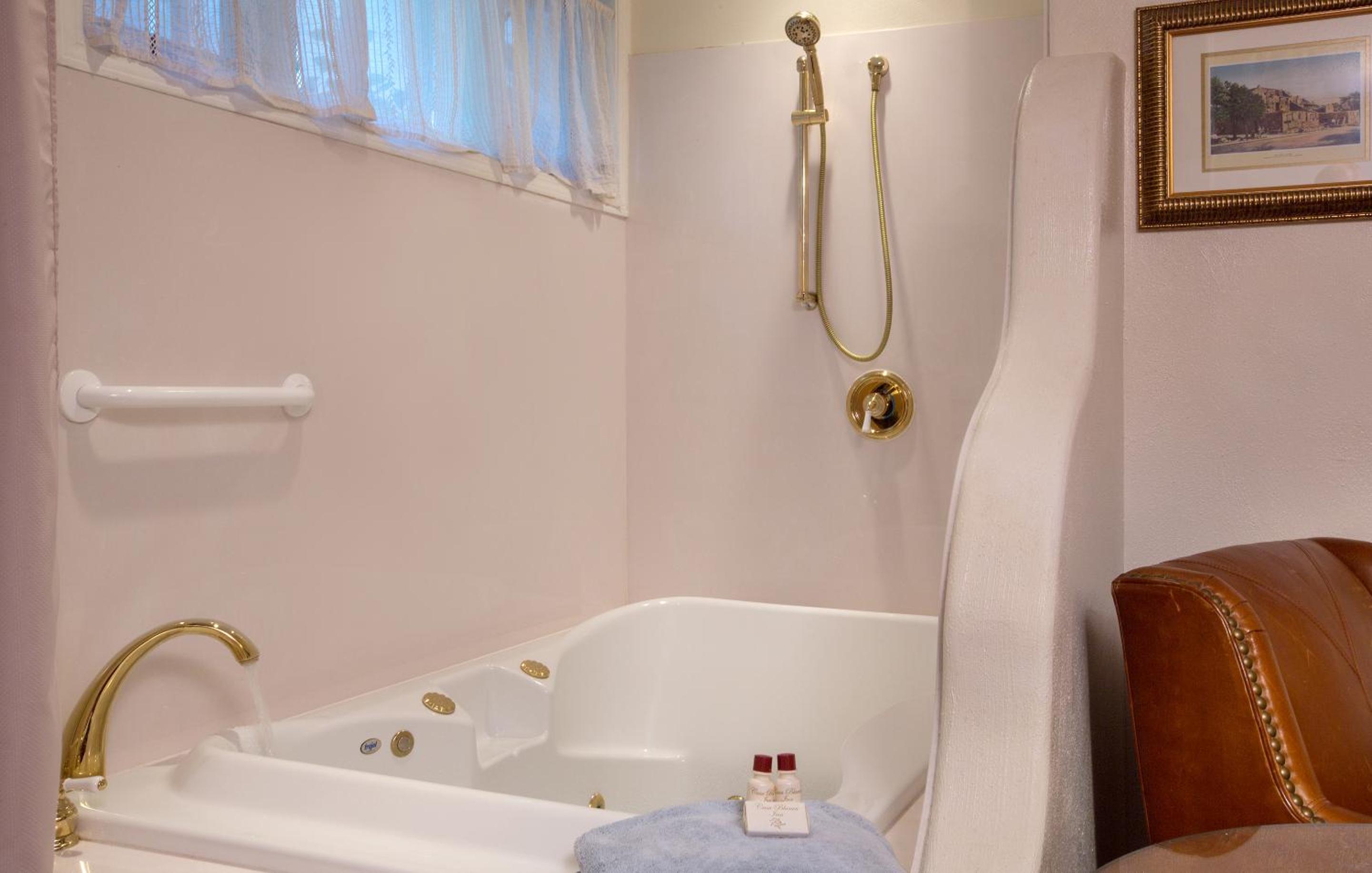 Casa Blanca Inn and Suites