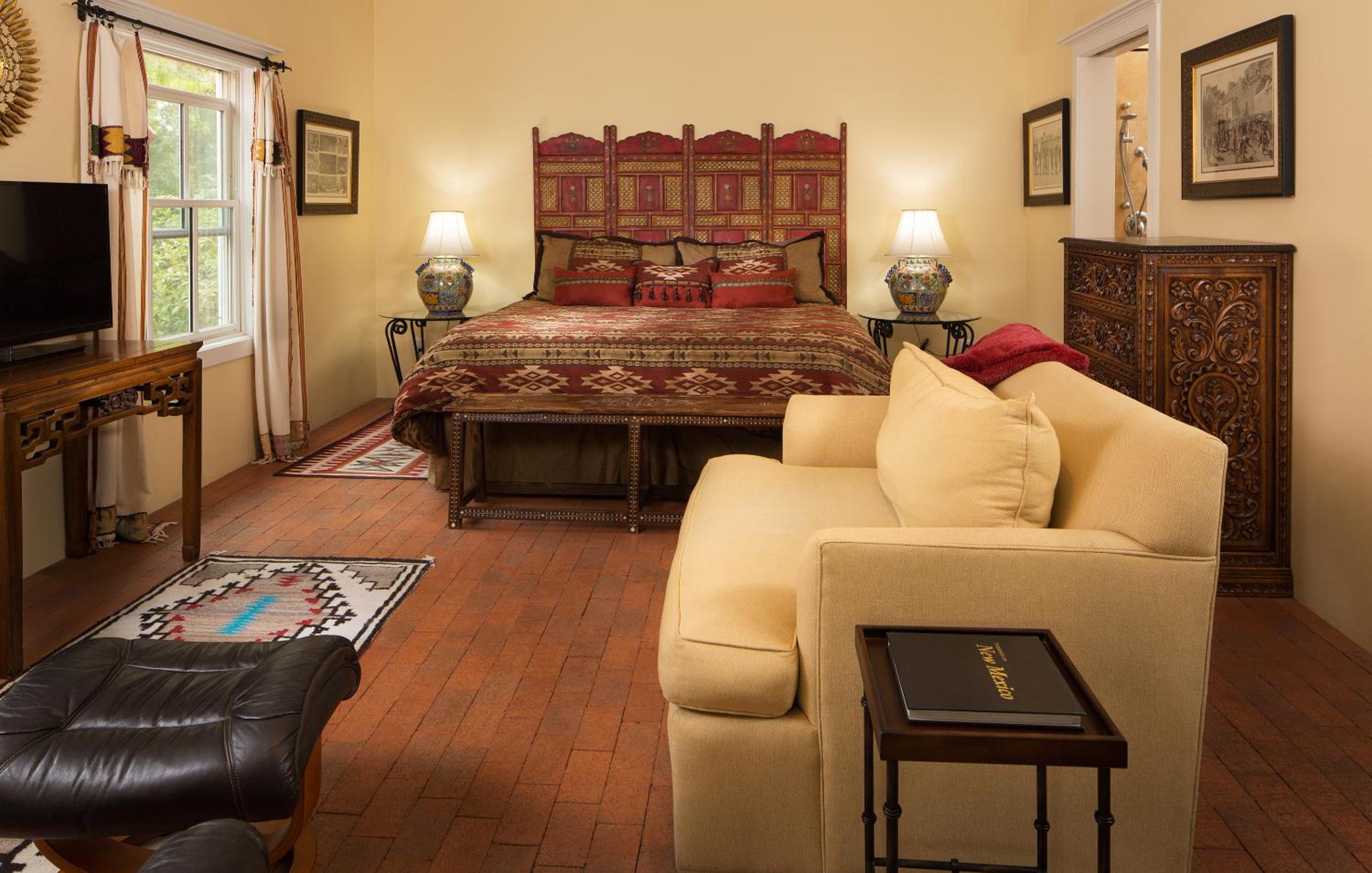 Casa Blanca Inn and Suites
