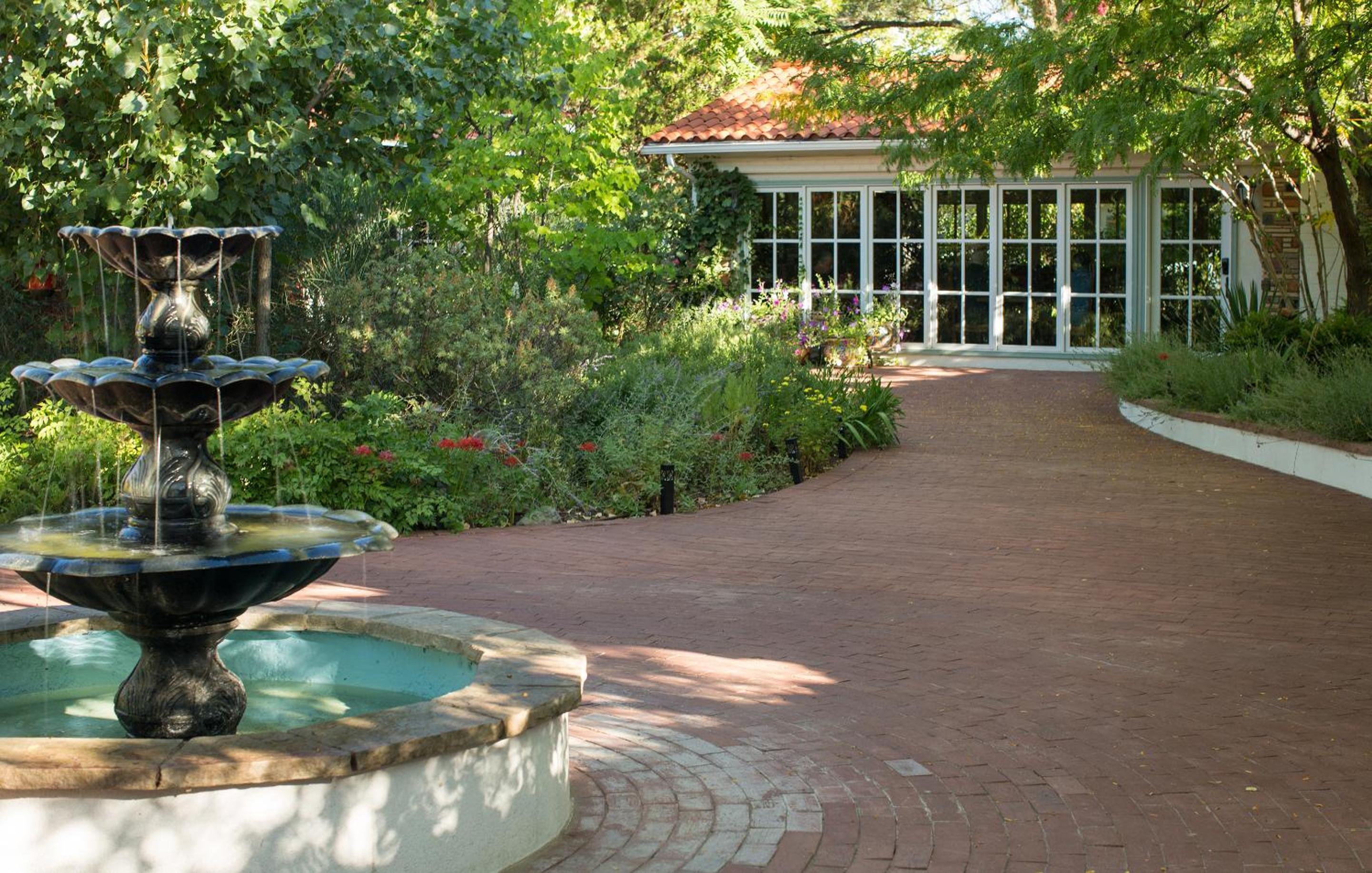 Casa Blanca Inn and Suites