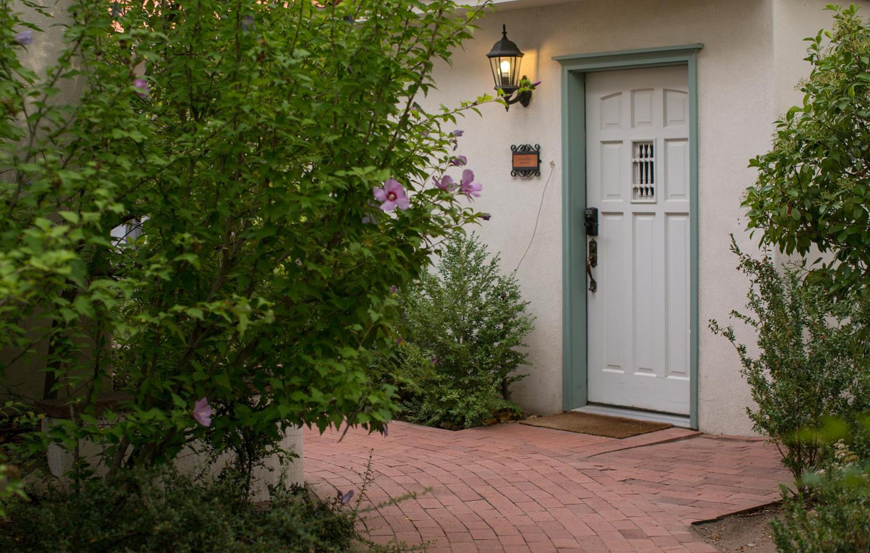 Casa Blanca Inn and Suites