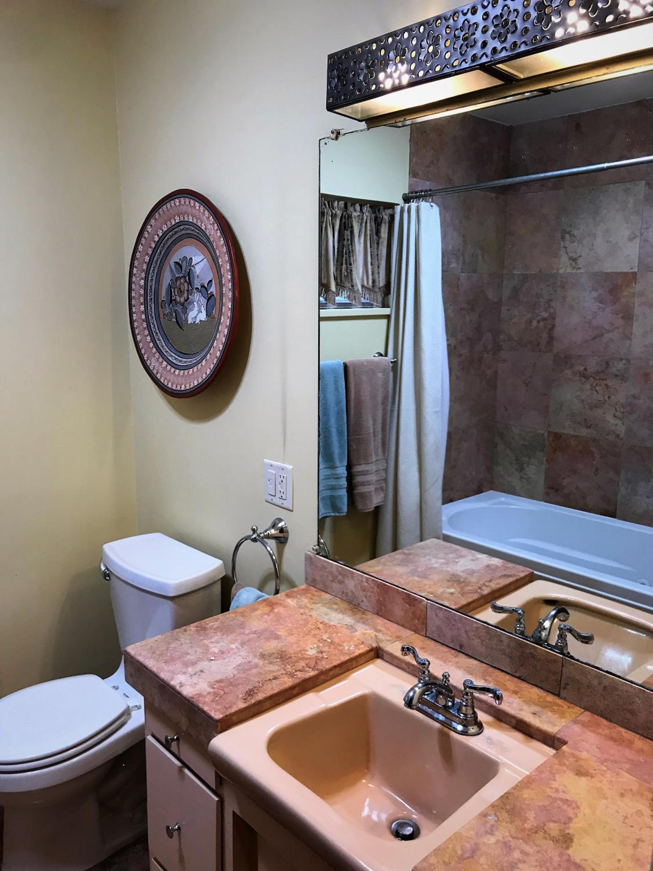 Casa Blanca Inn and Suites