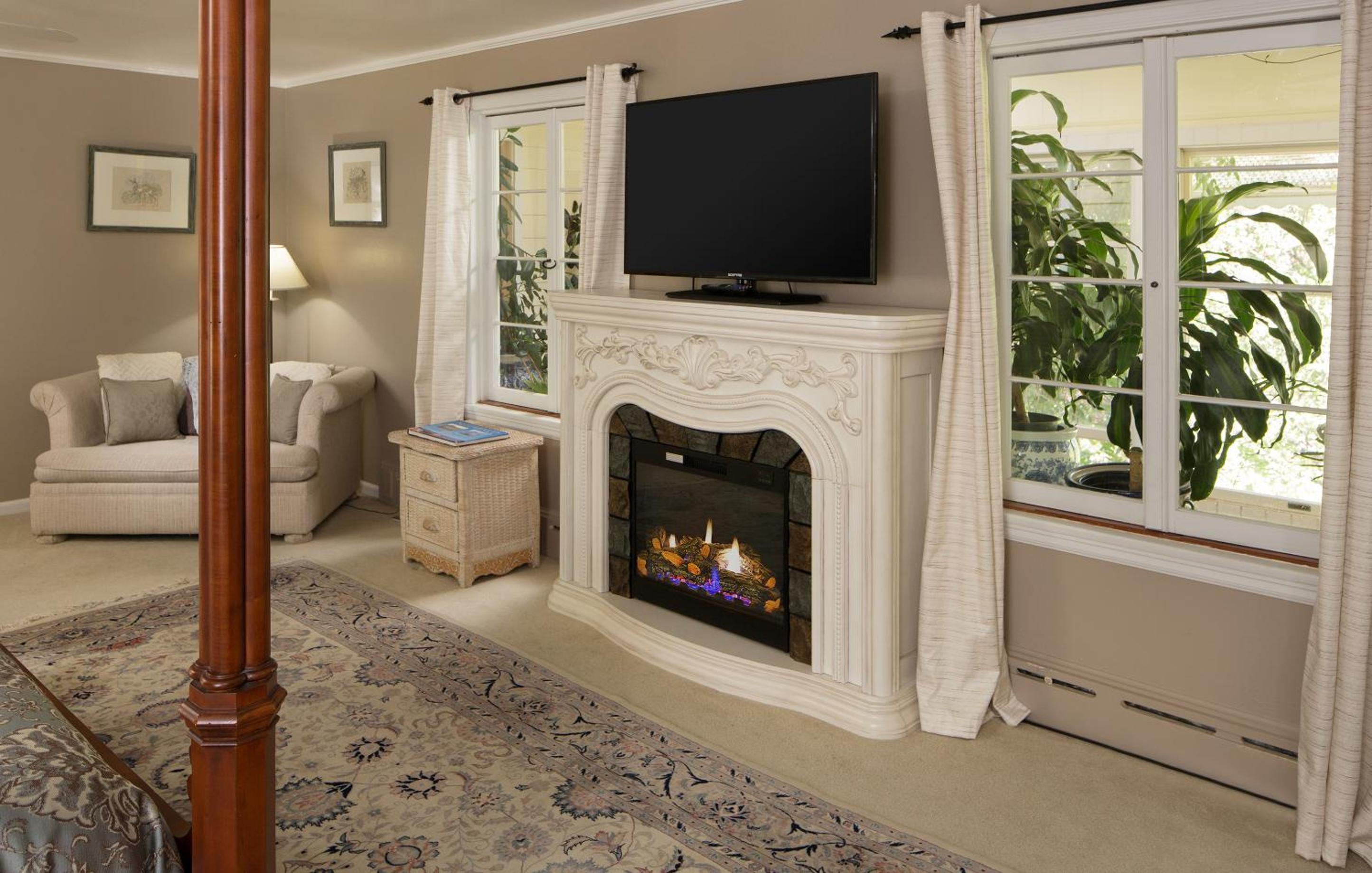 Casa Blanca Inn and Suites