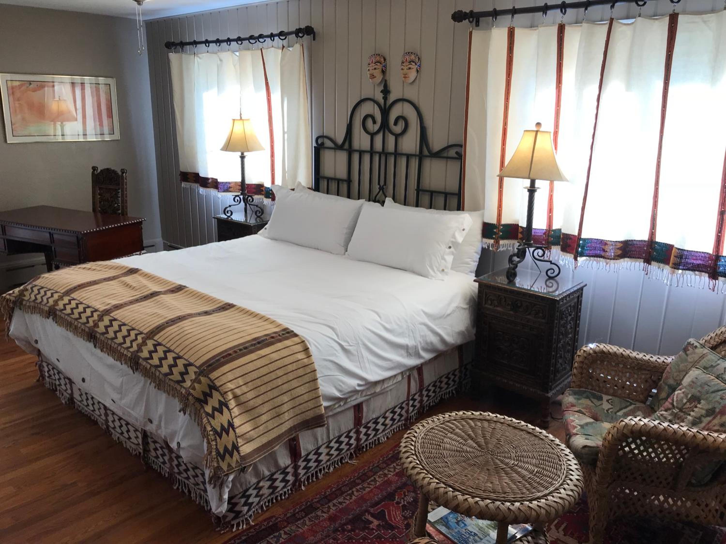 Casa Blanca Inn and Suites