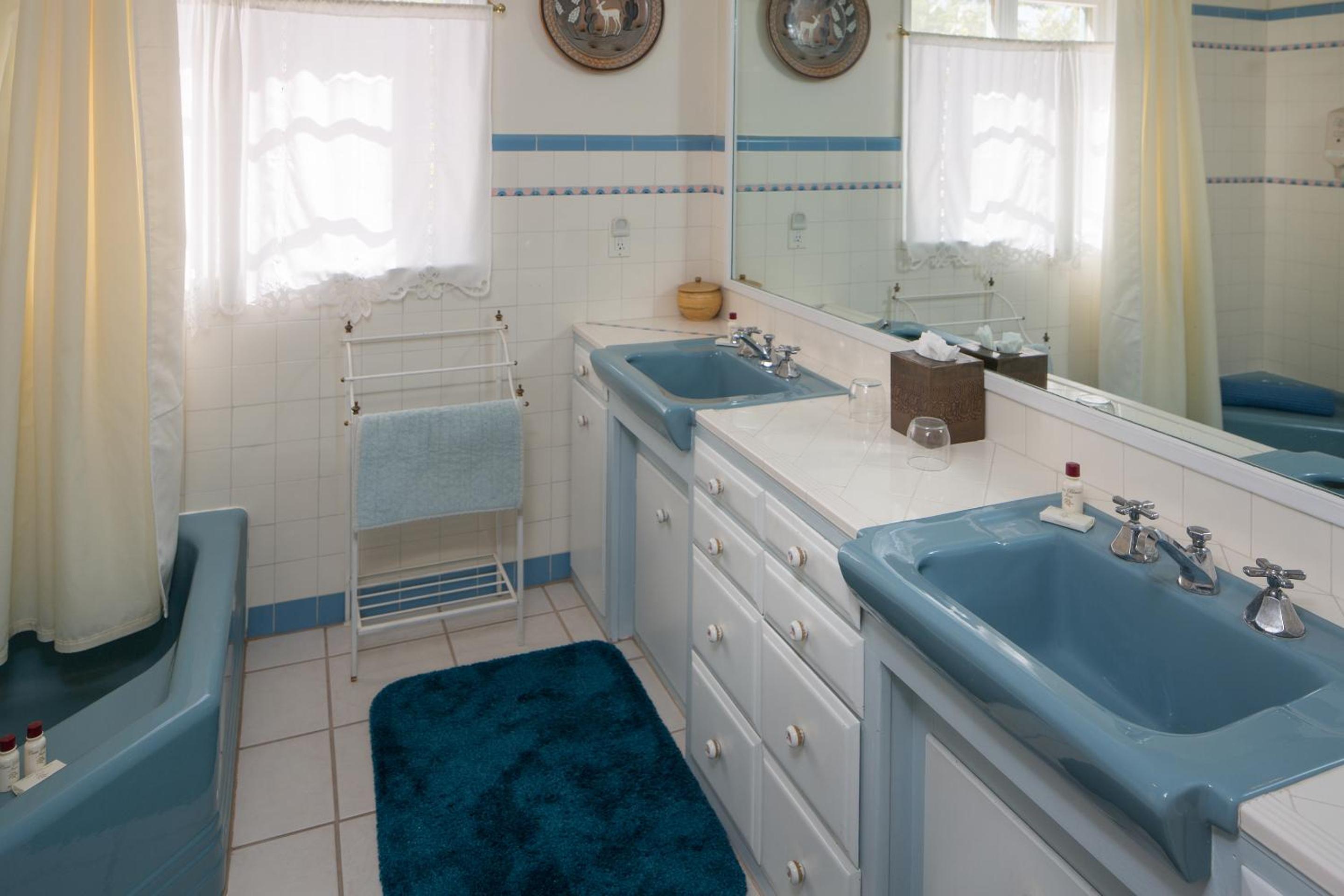 Casa Blanca Inn and Suites