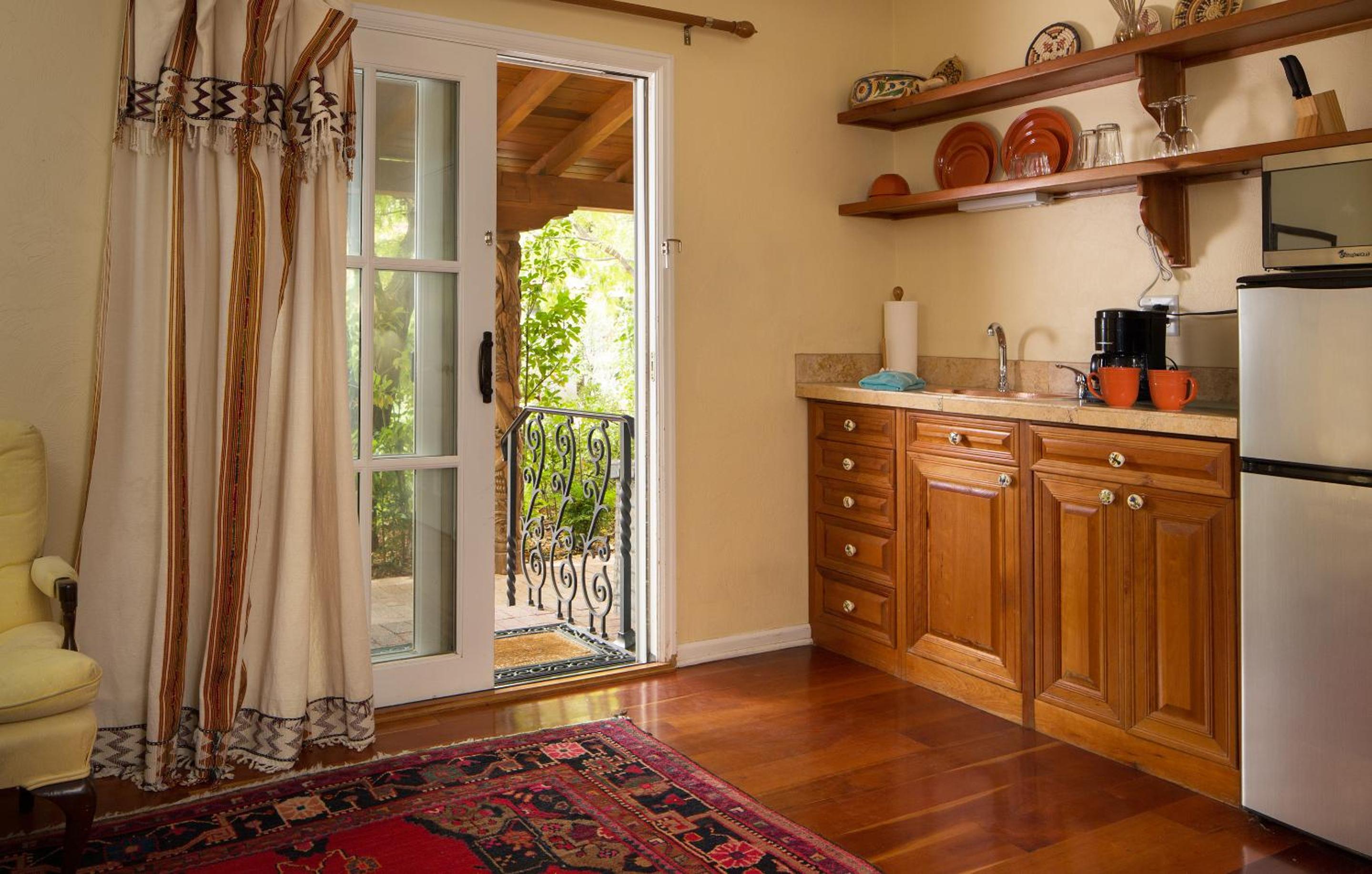 Casa Blanca Inn and Suites