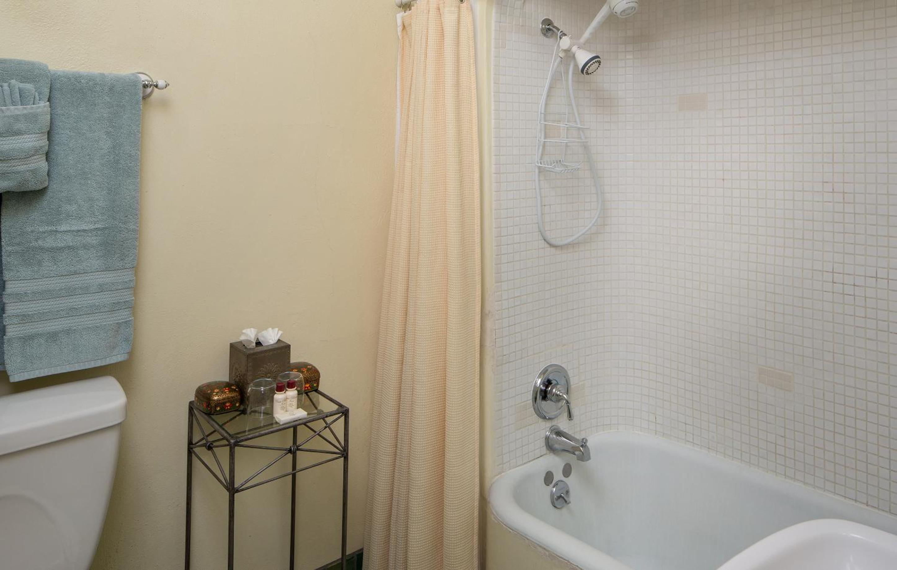 Casa Blanca Inn and Suites