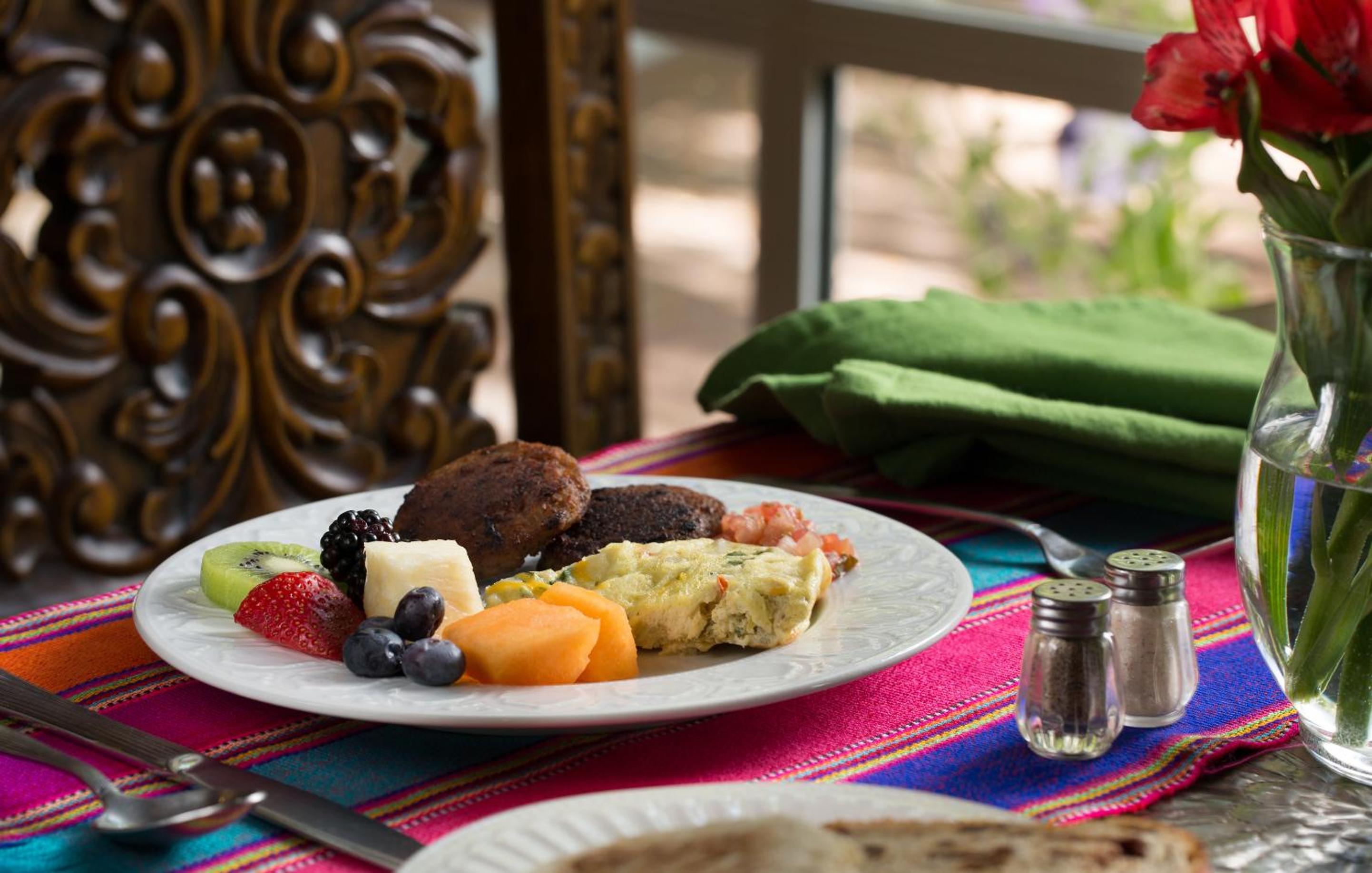 Casa Blanca Inn and Suites