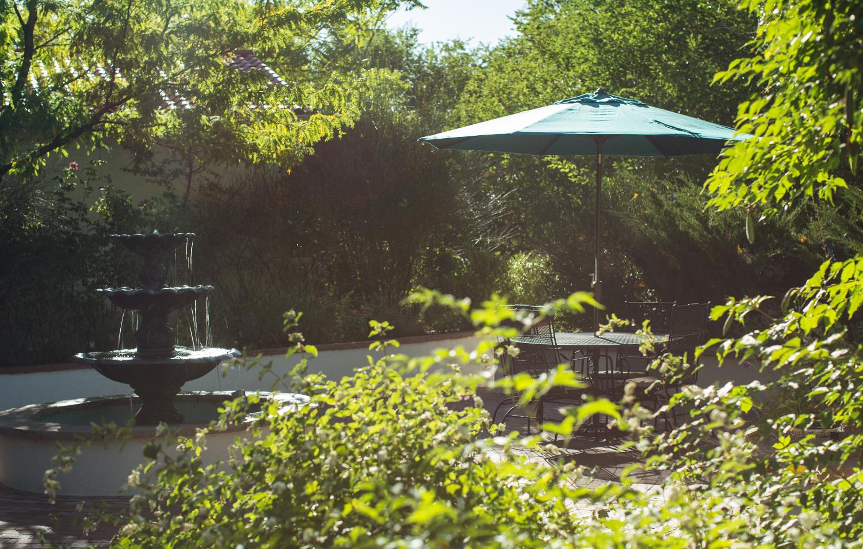 Casa Blanca Inn and Suites