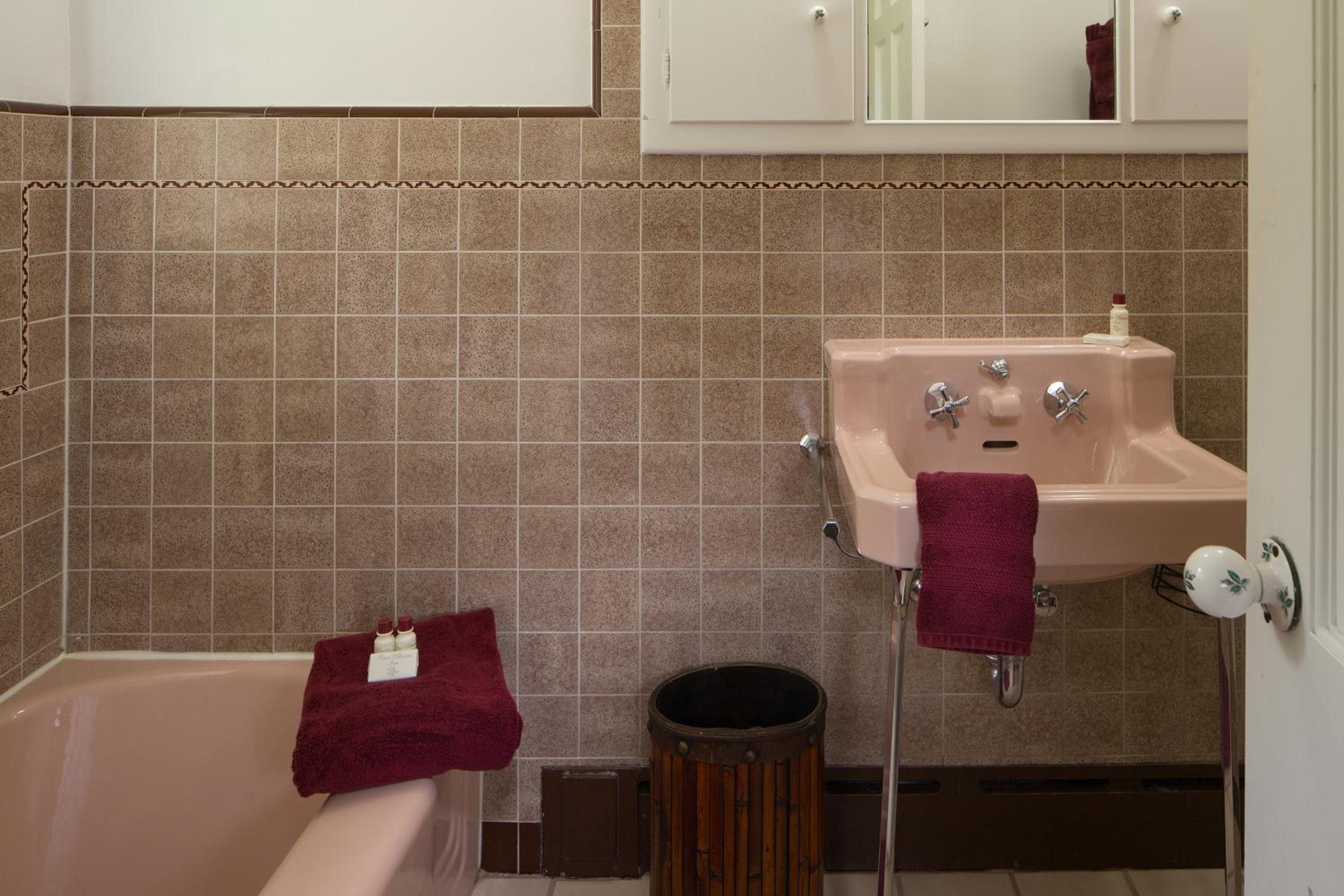 Casa Blanca Inn and Suites