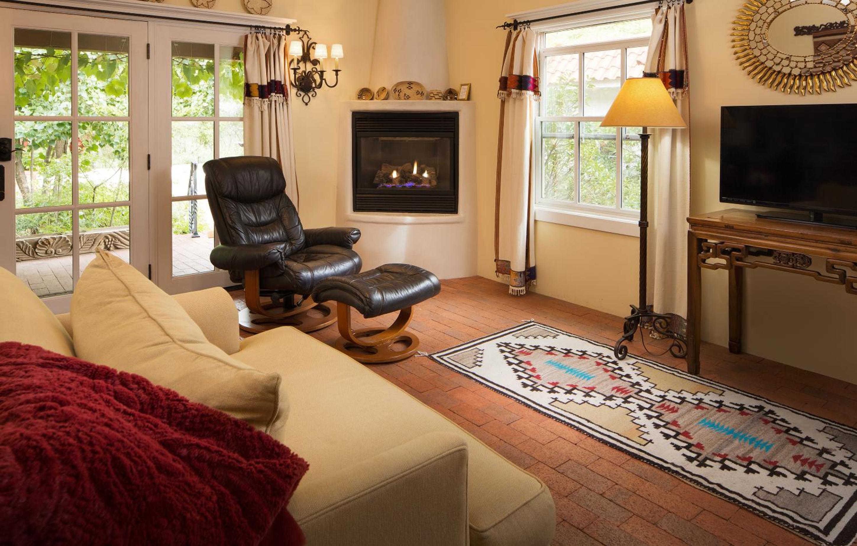 Casa Blanca Inn and Suites