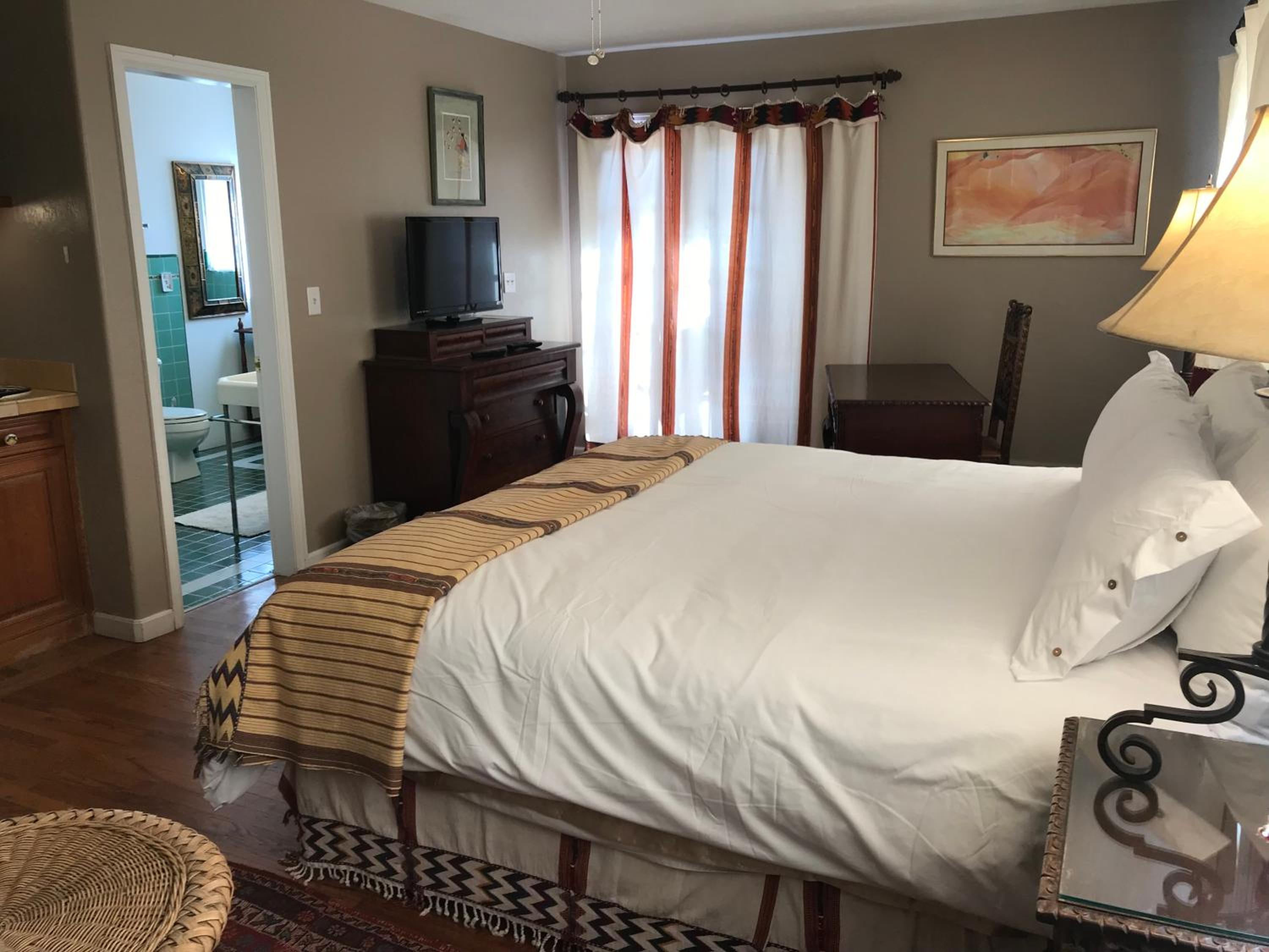 Casa Blanca Inn and Suites